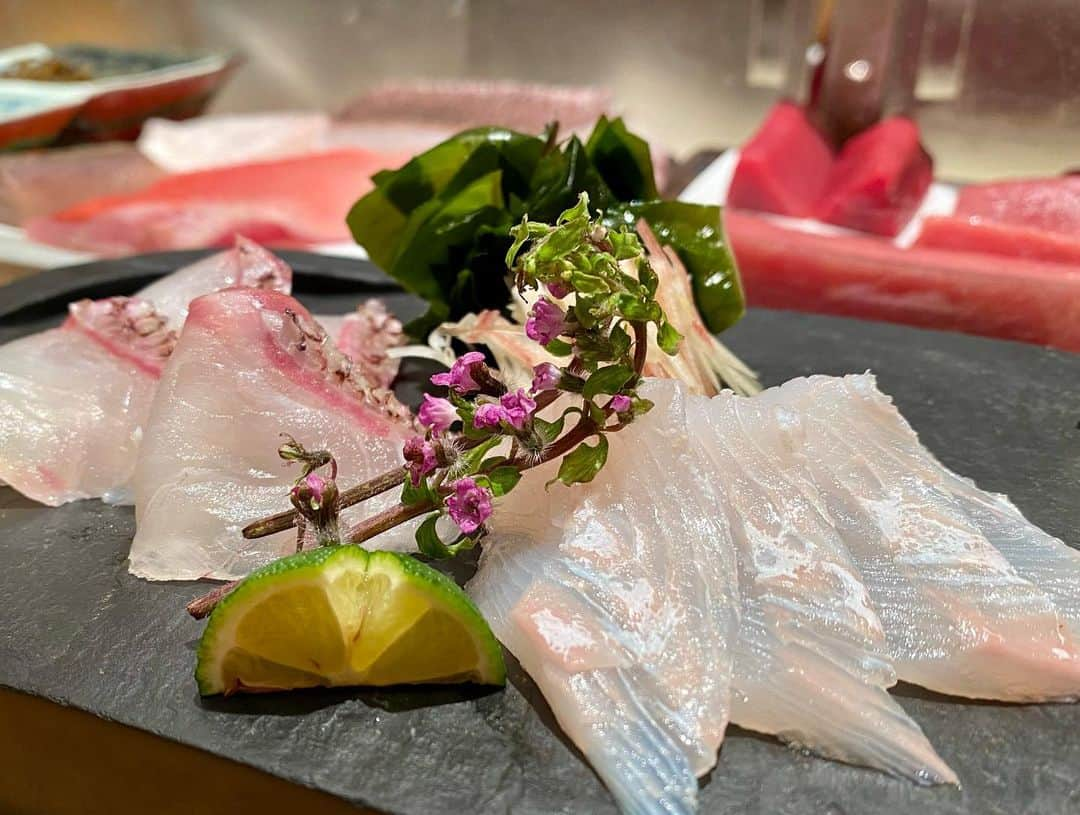 神木まほろのインスタグラム：「魯山~Rosan~  #お寿司 #お刺身 #osushi #osashimi #壽司 #生魚片 #午餐 #新宿グルメ #新宿ランチ #新宿伊勢丹 #instafood #instagram #insta #twitter   🐥Twitterもフォローしてね▶︎▶︎▶︎@kamikimahoro」