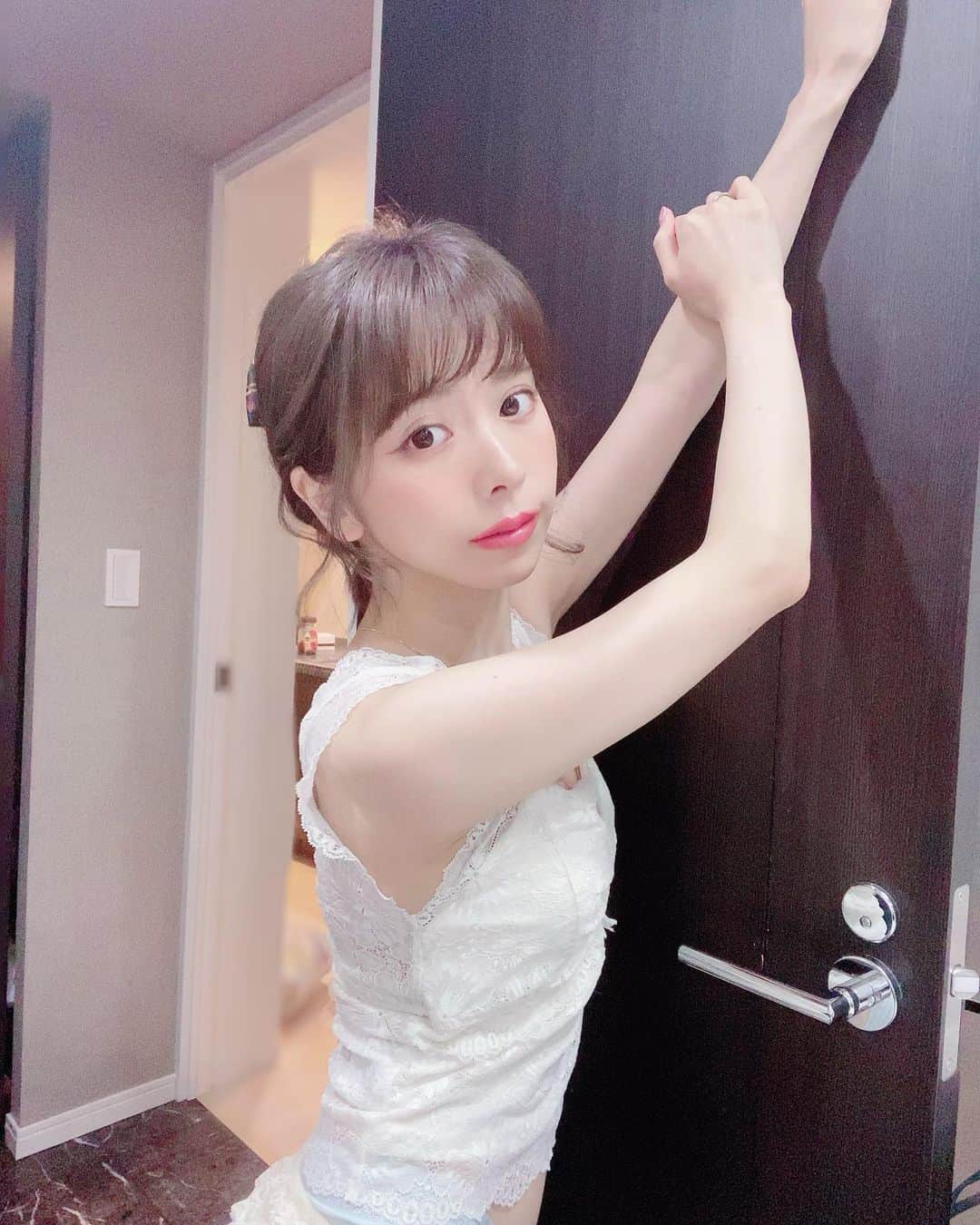 のインスタグラム：「Japan is raining☔️ Cold cold cold☃️ ・ 冬で見えないでいた二の腕が 太りすぎてて 久しぶりにエステ行ってきた💪！ 初めて二の腕いったけど すごくかわったーーーー！ ・ https://www.team-rooters.com/moteki  あとで詳細載せるね😍  07065709858 電話番号💗 まんまるとまとのインスタから！ っていってもらえると とっても安くなるから 一回試してみて🐻  ・ ・ ・ ・ ・ #二の腕痩せ #二の腕 #二の腕引き締め  #美白ケア #キャミソール #ハイフ #ハイフエステ #カットモデル #サロンモデル #ウエディングモデル #美容 #インスタグラビア #セルフィー #ランジェリー #まとめ髪  #ヘアメイク #裸眼メイク #ナチュラルメイク #イチナナライバー #イチナナ #イチナナライブ  #低身長コーデ #150cm #wedding #japanesgirl #gravure #diet」