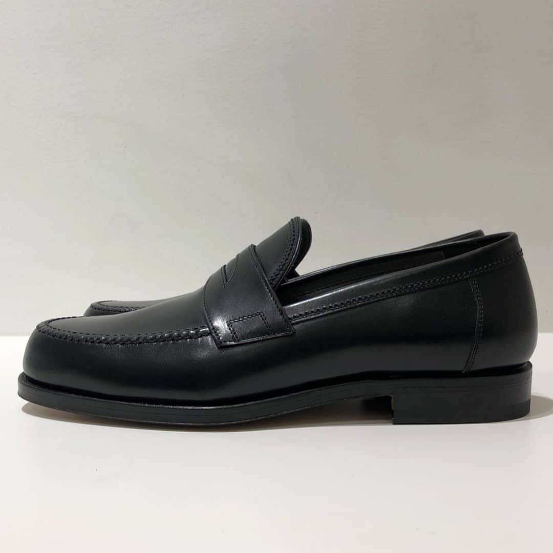 ROSSO MENさんのインスタグラム写真 - (ROSSO MENInstagram)「【F.LLI Giacometti】 "LOAFER" col : NERO size : 41、42 ¥95.000+TAX →40%OFF!  お取り扱い店舗﻿ ◾︎ROSSO ミント神戸店﻿ Tel : 050-2017-9117 ﻿  ※この商品は店舗通販可能です。 ※上記店舗のみでのお取り扱いにつき、値段、在庫等のお問い合わせにつきましても上記の店舗までお願い致します。﻿ ﻿ ﻿ #urbanresearchrossomen﻿ #rossomen﻿ #urbanresearch﻿ #flligiacometti  #urbanresearchrosso_kobe﻿」1月23日 18時14分 - urban_research_rosso_men