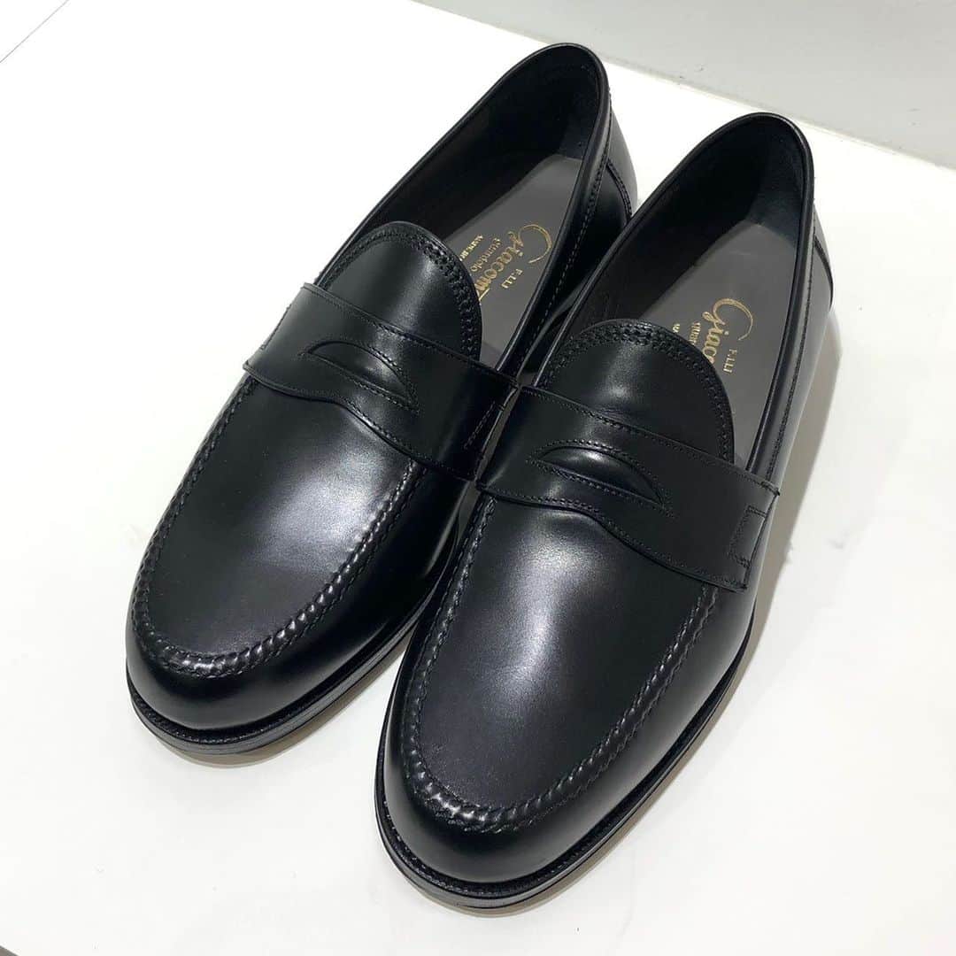 ROSSO MENさんのインスタグラム写真 - (ROSSO MENInstagram)「【F.LLI Giacometti】 "LOAFER" col : NERO size : 41、42 ¥95.000+TAX →40%OFF!  お取り扱い店舗﻿ ◾︎ROSSO ミント神戸店﻿ Tel : 050-2017-9117 ﻿  ※この商品は店舗通販可能です。 ※上記店舗のみでのお取り扱いにつき、値段、在庫等のお問い合わせにつきましても上記の店舗までお願い致します。﻿ ﻿ ﻿ #urbanresearchrossomen﻿ #rossomen﻿ #urbanresearch﻿ #flligiacometti  #urbanresearchrosso_kobe﻿」1月23日 18時14分 - urban_research_rosso_men