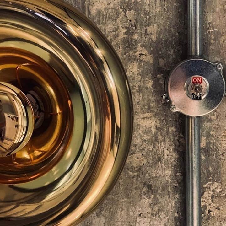 トム ディクソンのインスタグラム：「Into the VOID.⁠ ⁠ VOID is the result of a challenge to create a luminous pendant that mysteriously conceals its light source.⁠ ⁠ VOID in Brass, seen here at @tomdixon_thessaloniki⁠ ⁠」