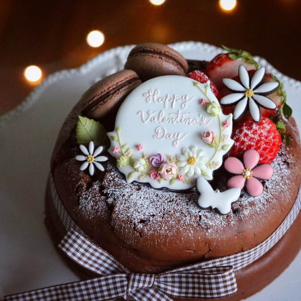 melodyのインスタグラム：「✨✨🌼﻿ ﻿ I put icing cookies on the ugly chocolate cheese souffle that I left unbaked.﻿ ﻿ It's been a while since I baked macarons. I think I just happened to be lucky that they baked so well.﻿ ＊ Icing cookie sales will start at 20:00.﻿ ﻿ ＊＊＊﻿ ﻿ 不恰好なチョコチーズスフレにアイシングクッキーをのせて。﻿ ﻿ 久しぶりにマカロンを焼きました。上手く焼けたのは運が良かったんだと思いますw﻿ ﻿ アイシングクッキーの販売は20:00スタートです。﻿ ﻿ ＊＊＊﻿ ﻿ #バレンタイン#valentine#天然色素#国産#アイシングクッキー#アトリエエム#おうちカフェ#cake#ギフト#ケーキ#糖霜餅乾#曲奇#design﻿ #pic#cookies#sugarcookies#decoration#icingcookies﻿ #japan#Instagram#instagramjapan#IgersJP#cupcakeproject﻿ #ファインダー越しの私の世界#スイーツ#sweets#instasweet#locari」