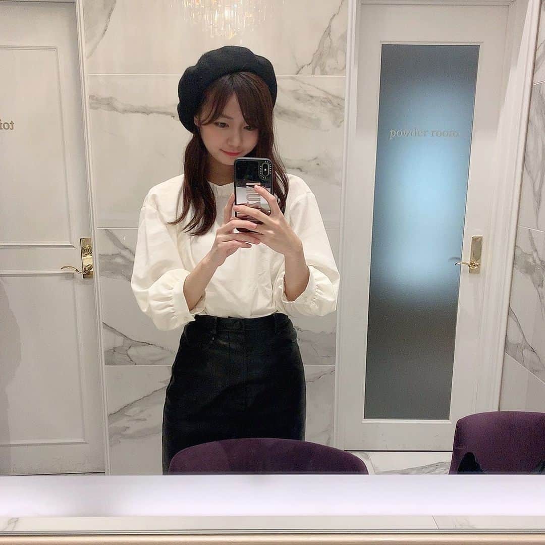杉浦みずきのインスタグラム：「. このベレー帽どこいったっけ🙄 このときぐらいの季節が1番心地いい 今は寒すぎて行動が鈍くなるよね……笑」