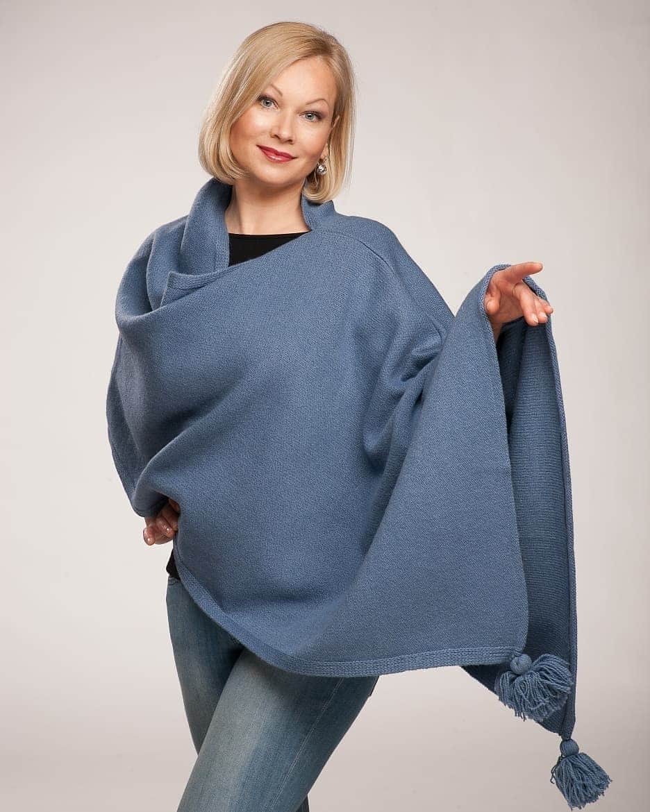 ティネスのインスタグラム：「Wool poncho for all occasions 💙 It's one size piece that you can wear on coats and jackets and use it instead of coats and jacket 😉 Order this timeless model online and choose the color you want.  WWW.TINES.LV WORLDWIDE SHIPPING」