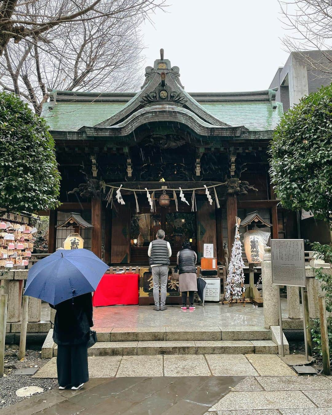 カン・ハンナさんのインスタグラム写真 - (カン・ハンナInstagram)「・﻿ ﻿ ﻿ 今日は、お世話になっている方々と入谷にある小野照崎神社へご祈祷しに行ってきました。﻿ ﻿ ﻿ 小野照崎神社の御祭神は、平安時代の歌人・学者・官僚としても才能を発揮したことで有名な小野篁公。﻿ ﻿ ﻿ ここを知ってからご挨拶しに絶対いきたいと思ってましたが、今日やっと行くことができました。静かな下町で長年守られている素敵な場所でした。﻿ ﻿ ﻿ お清めをして頂き、お神札とお守りもゲット。「芸能上達御守」と共にご購入させて頂いたのは「つくえ守り」です。今年執筆が更に増えそうな私にぴったりかなと思いますが、執筆や勉強中の私を神様が守ってくださると思うと本当に心強いです🍀 ﻿ ﻿ ﻿ これで新年のご挨拶は終了。実は私には大好きな神様の場所が３箇所あり、その３箇所はすでにご挨拶しに行ってきました。新年の御守りも全部揃えたので、小野照崎神社の新しい神様も含め、完璧です☺️ 感謝の気持ちを込めて頑張ってまいります❣️﻿ ﻿ ﻿ ﻿ ﻿ ﻿ ﻿ ﻿ #小野照崎神社　﻿ #御参拝　#お祈祷﻿ #御守り　#お神札﻿ #芸能上達御守　#つくえ守り　﻿ #素敵な方々と素敵な場所へ　﻿ ﻿ ﻿ ﻿ ﻿」1月23日 18時24分 - kang_hanna_jp