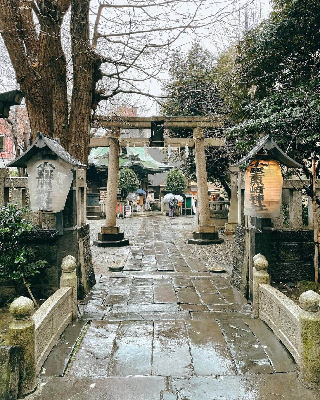 カン・ハンナのインスタグラム：「・﻿ ﻿ ﻿ 今日は、お世話になっている方々と入谷にある小野照崎神社へご祈祷しに行ってきました。﻿ ﻿ ﻿ 小野照崎神社の御祭神は、平安時代の歌人・学者・官僚としても才能を発揮したことで有名な小野篁公。﻿ ﻿ ﻿ ここを知ってからご挨拶しに絶対いきたいと思ってましたが、今日やっと行くことができました。静かな下町で長年守られている素敵な場所でした。﻿ ﻿ ﻿ お清めをして頂き、お神札とお守りもゲット。「芸能上達御守」と共にご購入させて頂いたのは「つくえ守り」です。今年執筆が更に増えそうな私にぴったりかなと思いますが、執筆や勉強中の私を神様が守ってくださると思うと本当に心強いです🍀 ﻿ ﻿ ﻿ これで新年のご挨拶は終了。実は私には大好きな神様の場所が３箇所あり、その３箇所はすでにご挨拶しに行ってきました。新年の御守りも全部揃えたので、小野照崎神社の新しい神様も含め、完璧です☺️ 感謝の気持ちを込めて頑張ってまいります❣️﻿ ﻿ ﻿ ﻿ ﻿ ﻿ ﻿ ﻿ #小野照崎神社　﻿ #御参拝　#お祈祷﻿ #御守り　#お神札﻿ #芸能上達御守　#つくえ守り　﻿ #素敵な方々と素敵な場所へ　﻿ ﻿ ﻿ ﻿ ﻿」