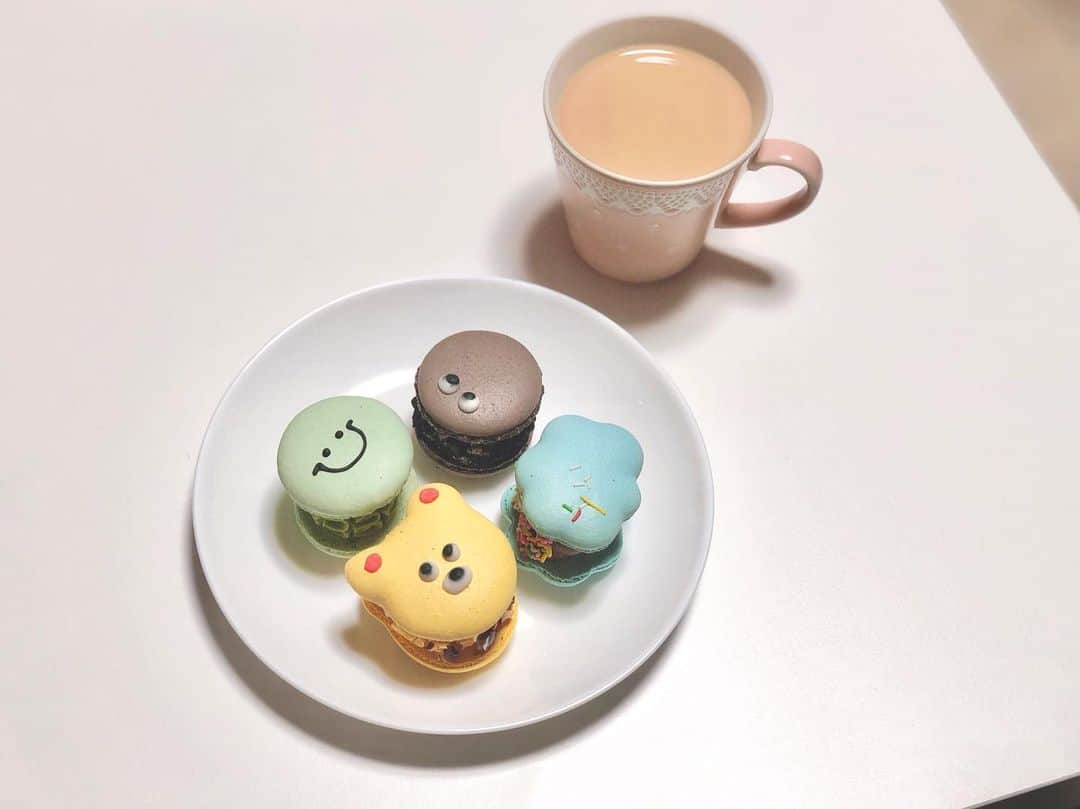 鈴木志歩のインスタグラム：「짱 귀엽당♡♡ . . #macaron #cafe #sweet #korea #koreanfood #stayhome #카페 #카페스타그램 #한국 #한국카페 #한국여행 #카페투어 #뚱카롱」