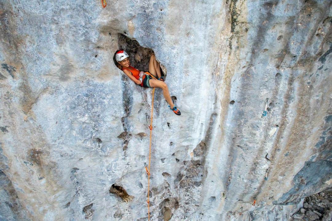 ニナ・カプレツのインスタグラム：「Really interesting  interview about the eco tourism project “Makatea”.  Check out the link in bio and discover @solennepiret and my thoughts about this project at the other side of the planet! 📸 @guillaume_broust   @arkose.climbing @arcteryx @petzl_official @maewanadventurebase @makatea_escalade @msr_gear @hydroflask」