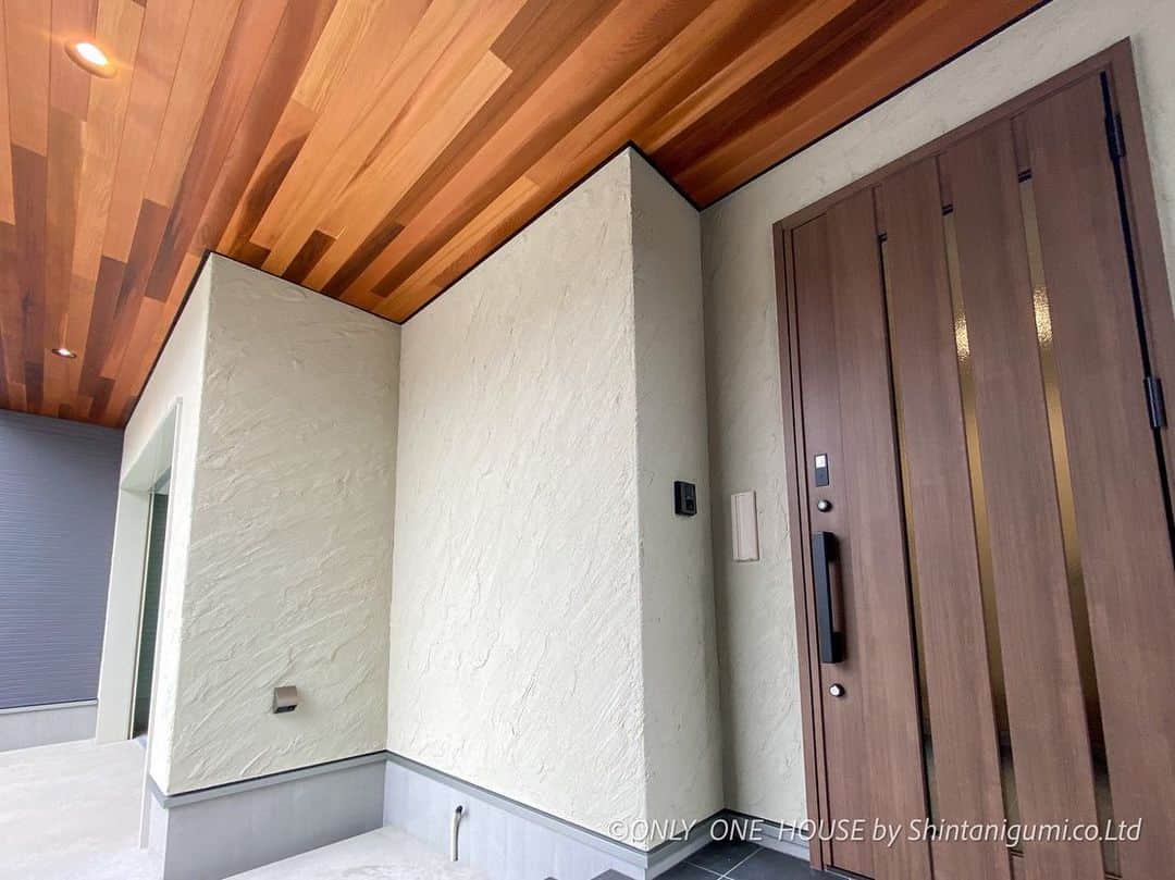 ONLY ONE HOUSE 株式会社 新谷組のインスタグラム：「*  高浜モデルハウス🏡  モデルハウスは 高浜にもございます☻  ご予約していただきますと 365日ご覧いただくことが可能です♬  お気軽にご予約 お申し付けください💁🏻‍♀️  本社TEL ▶︎0770-78-1255 事務所TEL ▶︎0770-59-2552 E-Mail ▶︎shintanigumi@outlook.jp 新谷組HP ▶︎http://www.shintanigumi.jp  more phots▶︎ @shintanigumi.co.ltd   --------------------------------------  新谷組は土地探しから 設計施工管理の全てを 弊社で担う事ができます！  大工工務店だからこそ出来る 枠にとらわれない自由な発想で お客様のお家づくりを 全力でサポートいたします💪🏻  お気軽にご相談ください☻  #ONLY_ONE_HOUSE by shintanigumi.co.Ltd  --------------------------------------  #新谷組 #オンリーワンハウス #おおい町 #舞鶴市 #高浜町 #小浜市 #敦賀市 #若狭町 #美浜町 #新築 #一戸建て #外構工事 #改修工事 #シンプルライフ #マイホーム #注文住宅 #デザイン住宅 #自由設計 #工務店 #金属サイディング #家事楽動線 #家づくり #モデルハウス #オープンハウス #365日 #いつでも見学可能」