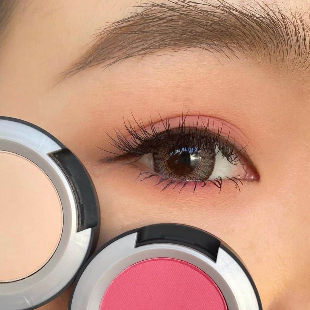 M∙A∙C Cosmetics Japanのインスタグラム：「#MACパウダーキス で春を先取り🌸フェミニンな柔らかさを出すにはパウダー キス アイシャドウがマスト✨ ㅤ 【使用製品】 ・ストライク ア ポーズ(アイホール,下瞼) ・フォール イン ラブ(アイホール,下瞼中央) ・ベスト オブ ミー(眉下ハイライト) ・サモア シルク(目頭ハイライト) ㅤ #MACpowderkiss  #MACパウダーキス #MACアイシャドウ Regram from @mac_takashimaya.kyoto」