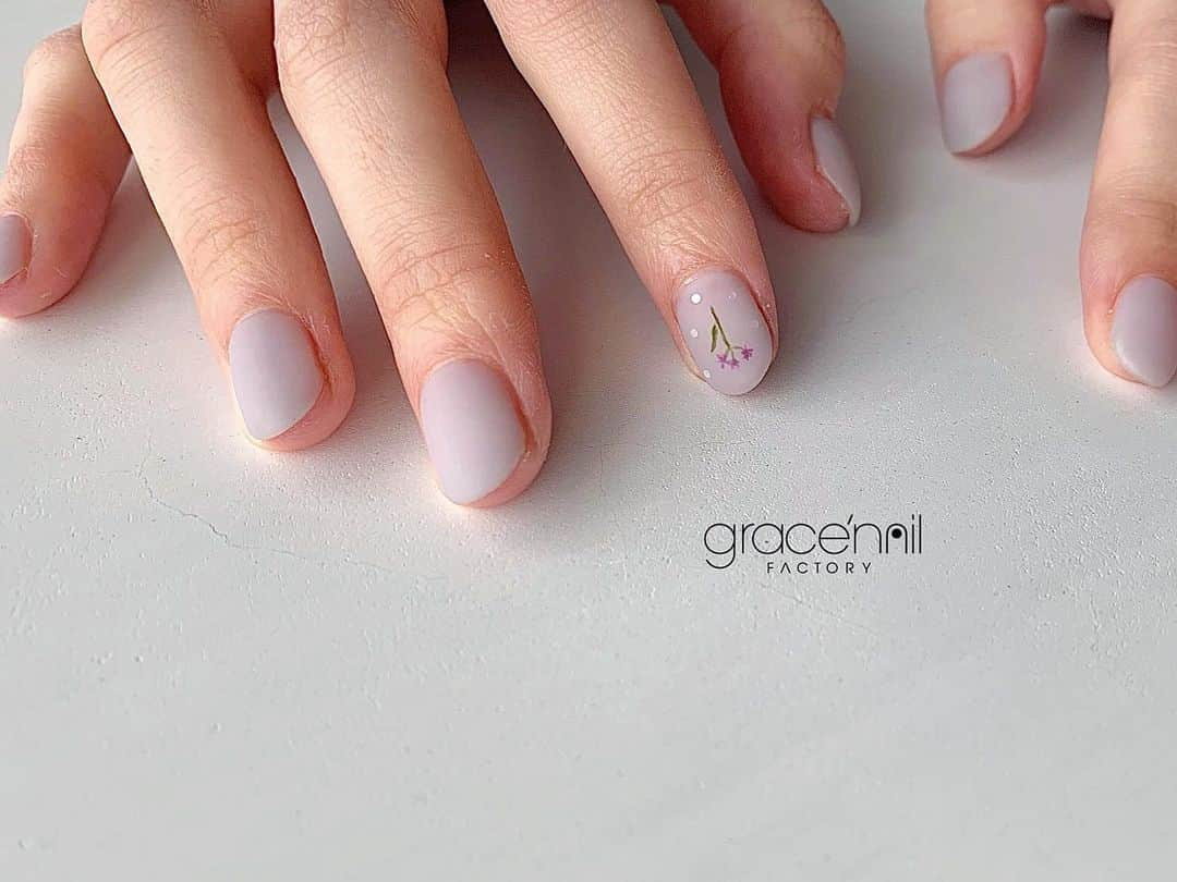 gracenailfactoryさんのインスタグラム写真 - (gracenailfactoryInstagram)「/// くすみパープルグレーに ポイントART🎨  . @gracenailfactory_chiho  . . . ◗はじめてのお客様へ ホームページ/priceページ内に WEBクーポンがございます  ______________________  《衛生消毒対策徹底中》 ・定期的な換気、消毒実施 ・全席飛沫パネル設置 ・スタッフ全員マスク、検温を義務&徹底 ・お席は間隔を空けてご案内しております ・使用しているファイル類・器具は、お客様の施術ごとにすべて消毒取り替え  etc  お客様が安心してご来店いただけるように 抜け漏れがないように 衛生管理チェックを全員で共有して実施しています⚪︎  ------  grace'nail factory  大阪市西区南堀江1-21-9 南堀江ビル2階  ‭05013623175‬  定休日/月・木 11:00-20:30（最終受付18:30）」1月23日 18時28分 - gracenailfactory