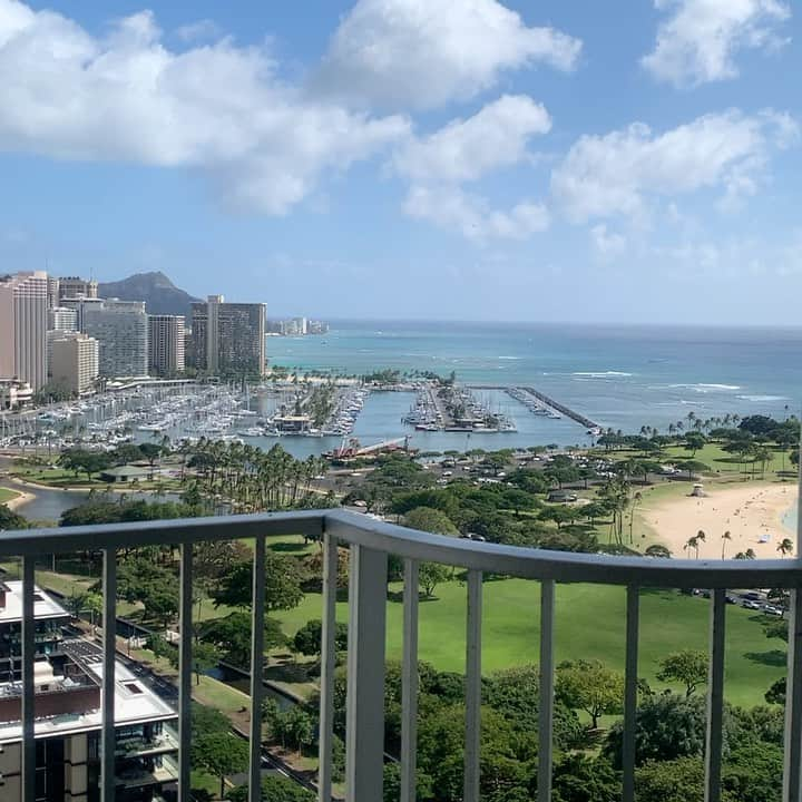 小池絵未のインスタグラム：「Hawaii Real Estate market is on🔥🔥 やっぱりハワイ不動産では立地の良さ=オーシャンviewの物件は希少価値が 高いです！ 海がどれだけ広く大きく見えるかで物件の 値段も変わってきます🏡 最近は、カカアコにあるコンドも凄い勢いで売れています！  不動産のQuestionある方はDM 下さい🤩  #ハワイ #ハワイ旅行 #ハワイ生活 #ハワイ好きな人と繋がりたい #ワイキキ #アメリカ生活 #ハワイ物件 #ハワイ不動産 #カカアコ #カカアココンドミニアム  #不動産投資　 #hawaiilife #hawaiiluxuryhomes  #hawaiirealstate」