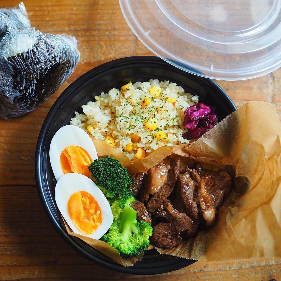 シンプルご飯が好き。さんのインスタグラム写真 - (シンプルご飯が好き。Instagram)「この前のお弁当。 赴任先へ帰る旦那弁当は 私達の夕飯を先取りしたステーキ弁当。 鳥の胸肉と同じ切り方に。 フォークでグッサグッサも沢山しました。 ほんとこれでもかってくらいグッサグッサと。 それだけで柔らかステーキ弁当の出来上がり。 職場の電子レンジでチンしたらペーパー引っこ抜いて食べてね、て言い忘れたけどなんとか上手い事できたようでひと安心しました。 お弁当用のゆで卵は沸騰したお湯に冷蔵庫から取り出し9分が好みです。  【お知らせ】 今月からサカママ　@soccer__mama にて月1コラムを書かせてもらう事になりました。  我が家の末っ子、スリムボーイ。小食のうえ好き嫌い多しと3Sサッカー 少年の食事情と簡単レシピを更新します。 サカママサイトへはストーリーズから是非！」1月23日 18時34分 - heavydrinker