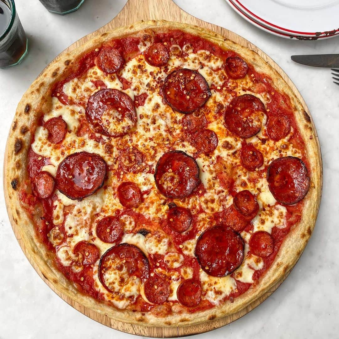 ゴードン・ラムゼイさんのインスタグラム写真 - (ゴードン・ラムゼイInstagram)「Now that is what you call a pizza .... @gordonramsaystreetpizza. Can't wait to get back there !!」1月23日 18時35分 - gordongram