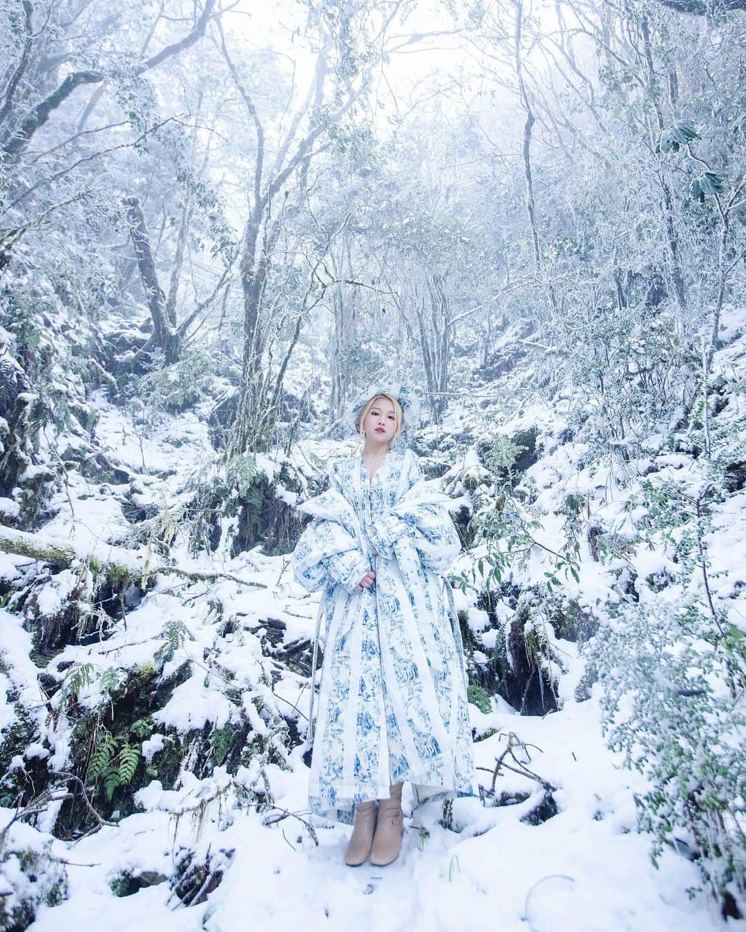 蔡瑞雪（Ruixue Tsai）さんのインスタグラム写真 - (蔡瑞雪（Ruixue Tsai）Instagram)「在蜿蜒的山路中，漸漸的我們穿越了雲海☁️ 在平地上仰望的雲朵，現在卻變成了湖 雲沉睡在山林間與灑滿糖霜的聖誕樹 成了最美的風景❄️  終於抵達了目的地，換上精緻漂亮的服裝 @seivson.official  2021ss末日系列 是美麗的設計師 @tzu_chin_shen #申子芹  用心打造的衣服，讓我跟這個美景融在了一起  一下車看到如夢境般的雪景 觸摸著雪 指尖的冰涼瞬間傳遞了全身 越往深入走更是看到不用濾鏡也美的像仙境的景色，看著樹梢上的冰柱，像是被魔法控制住時空，一切都凝結了  下篇繼續 ⋯   #太平山 #雪 #宜蘭 #宜蘭景點 #太平山國家森林遊樂園區 #seivson  Shot by @Imhunting Art Directed by @Imhunting Model @snowbabyq 末日系列 羽絨外套、洋裝 @seivson.official」1月23日 18時36分 - snowbabyq