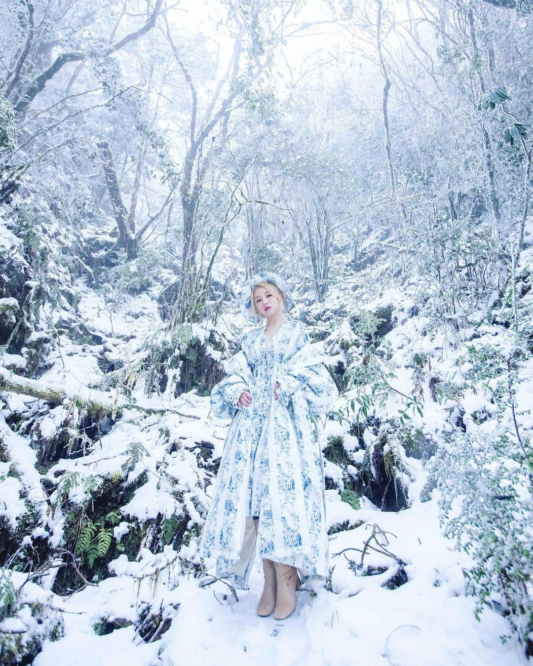 蔡瑞雪（Ruixue Tsai）さんのインスタグラム写真 - (蔡瑞雪（Ruixue Tsai）Instagram)「在蜿蜒的山路中，漸漸的我們穿越了雲海☁️ 在平地上仰望的雲朵，現在卻變成了湖 雲沉睡在山林間與灑滿糖霜的聖誕樹 成了最美的風景❄️  終於抵達了目的地，換上精緻漂亮的服裝 @seivson.official  2021ss末日系列 是美麗的設計師 @tzu_chin_shen #申子芹  用心打造的衣服，讓我跟這個美景融在了一起  一下車看到如夢境般的雪景 觸摸著雪 指尖的冰涼瞬間傳遞了全身 越往深入走更是看到不用濾鏡也美的像仙境的景色，看著樹梢上的冰柱，像是被魔法控制住時空，一切都凝結了  下篇繼續 ⋯   #太平山 #雪 #宜蘭 #宜蘭景點 #太平山國家森林遊樂園區 #seivson  Shot by @Imhunting Art Directed by @Imhunting Model @snowbabyq 末日系列 羽絨外套、洋裝 @seivson.official」1月23日 18時36分 - snowbabyq
