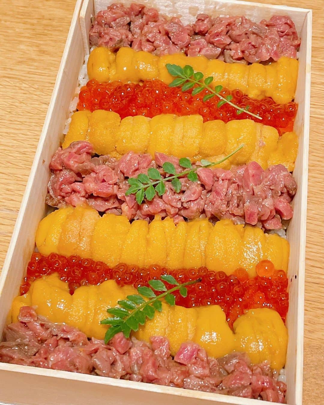 フォーリンデブさんのインスタグラム写真 - (フォーリンデブInstagram)「これは禁断のお弁当…！ まさかの出会ってはイケないものを見つけて購入しちゃったのは、東銀座にある焼肉店【銀座ちかみつ】のテイクアウト限定の一品🌟 「ウニとイクラの和牛ちらし」という名のとおり、煌びやかなウニとイクラと和牛が、クラッシュアーモンド入りの酢飯の上にずらっと整列し、見るも美しい、カラフル＆カロリーフル❗️ 前日までの予約で、お値段は1万円してエクスペンデブなものの、これだけをテイクアウトしちゃえば、おうちごはんでも特別なひとときを味わえそうだね🙌✨ - 銀座 ちかみつ（Ginza Chikamitsu） 050-5597-9163 東京都中央区銀座7-13-2 ティアラグレイス銀座タワー 1F Ginza,Tokyo / Bento @ginza.chikamitsu - #東京グルメ #東京テイクアウト #銀座グルメ #銀座テイクアウト #銀座ちかみつ #ちかみつ #ウニイクラ和牛ちらし #ウニとイクラと和牛が整列 #ウニは臭みがなくて上質 #イクラもナイス塩気 #和牛もとろける #酢飯は酸味が強め #このお土産は喜ばれそう #これをオカズに白米食べたい ▼ エリア＆ジャンル検索 #フォーリンデブ銀座 #フォーリンデブテイクアウト #フォーリンデブ焼肉」1月23日 18時37分 - fallindebu