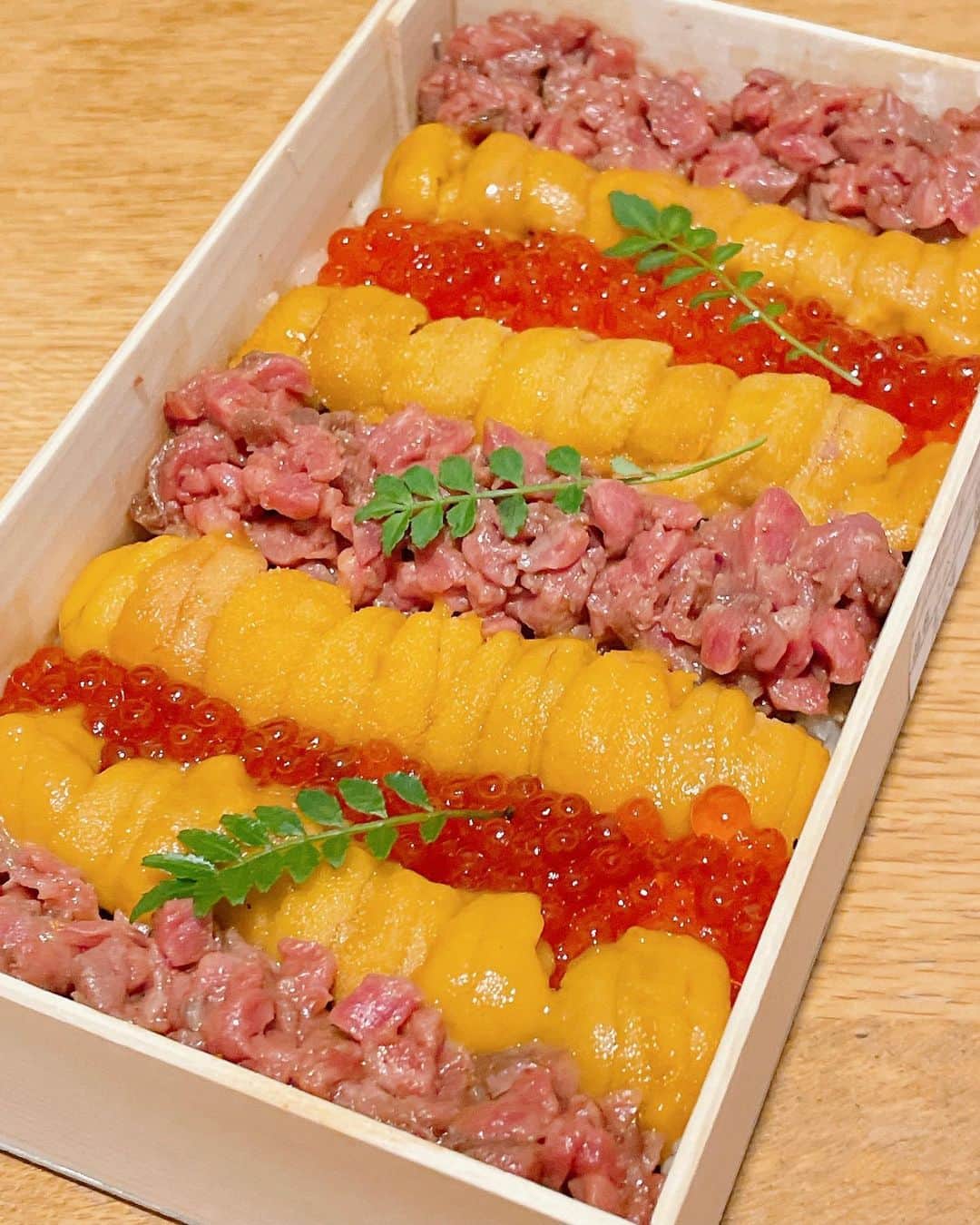 フォーリンデブさんのインスタグラム写真 - (フォーリンデブInstagram)「これは禁断のお弁当…！ まさかの出会ってはイケないものを見つけて購入しちゃったのは、東銀座にある焼肉店【銀座ちかみつ】のテイクアウト限定の一品🌟 「ウニとイクラの和牛ちらし」という名のとおり、煌びやかなウニとイクラと和牛が、クラッシュアーモンド入りの酢飯の上にずらっと整列し、見るも美しい、カラフル＆カロリーフル❗️ 前日までの予約で、お値段は1万円してエクスペンデブなものの、これだけをテイクアウトしちゃえば、おうちごはんでも特別なひとときを味わえそうだね🙌✨ - 銀座 ちかみつ（Ginza Chikamitsu） 050-5597-9163 東京都中央区銀座7-13-2 ティアラグレイス銀座タワー 1F Ginza,Tokyo / Bento @ginza.chikamitsu - #東京グルメ #東京テイクアウト #銀座グルメ #銀座テイクアウト #銀座ちかみつ #ちかみつ #ウニイクラ和牛ちらし #ウニとイクラと和牛が整列 #ウニは臭みがなくて上質 #イクラもナイス塩気 #和牛もとろける #酢飯は酸味が強め #このお土産は喜ばれそう #これをオカズに白米食べたい ▼ エリア＆ジャンル検索 #フォーリンデブ銀座 #フォーリンデブテイクアウト #フォーリンデブ焼肉」1月23日 18時37分 - fallindebu