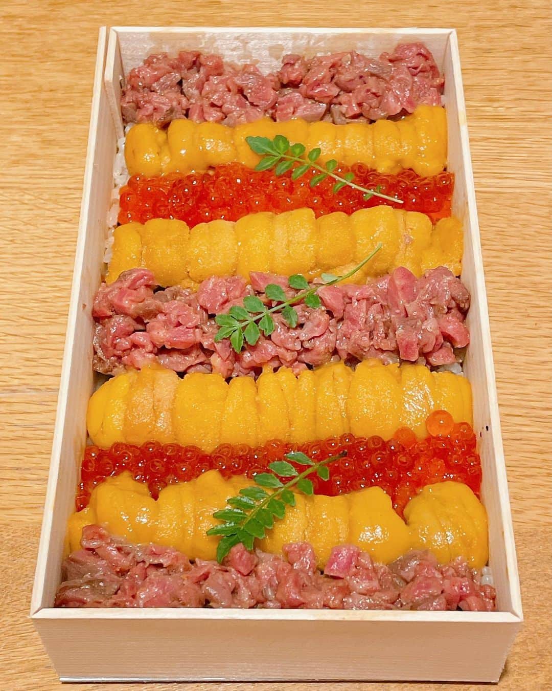 フォーリンデブさんのインスタグラム写真 - (フォーリンデブInstagram)「これは禁断のお弁当…！ まさかの出会ってはイケないものを見つけて購入しちゃったのは、東銀座にある焼肉店【銀座ちかみつ】のテイクアウト限定の一品🌟 「ウニとイクラの和牛ちらし」という名のとおり、煌びやかなウニとイクラと和牛が、クラッシュアーモンド入りの酢飯の上にずらっと整列し、見るも美しい、カラフル＆カロリーフル❗️ 前日までの予約で、お値段は1万円してエクスペンデブなものの、これだけをテイクアウトしちゃえば、おうちごはんでも特別なひとときを味わえそうだね🙌✨ - 銀座 ちかみつ（Ginza Chikamitsu） 050-5597-9163 東京都中央区銀座7-13-2 ティアラグレイス銀座タワー 1F Ginza,Tokyo / Bento @ginza.chikamitsu - #東京グルメ #東京テイクアウト #銀座グルメ #銀座テイクアウト #銀座ちかみつ #ちかみつ #ウニイクラ和牛ちらし #ウニとイクラと和牛が整列 #ウニは臭みがなくて上質 #イクラもナイス塩気 #和牛もとろける #酢飯は酸味が強め #このお土産は喜ばれそう #これをオカズに白米食べたい ▼ エリア＆ジャンル検索 #フォーリンデブ銀座 #フォーリンデブテイクアウト #フォーリンデブ焼肉」1月23日 18時37分 - fallindebu