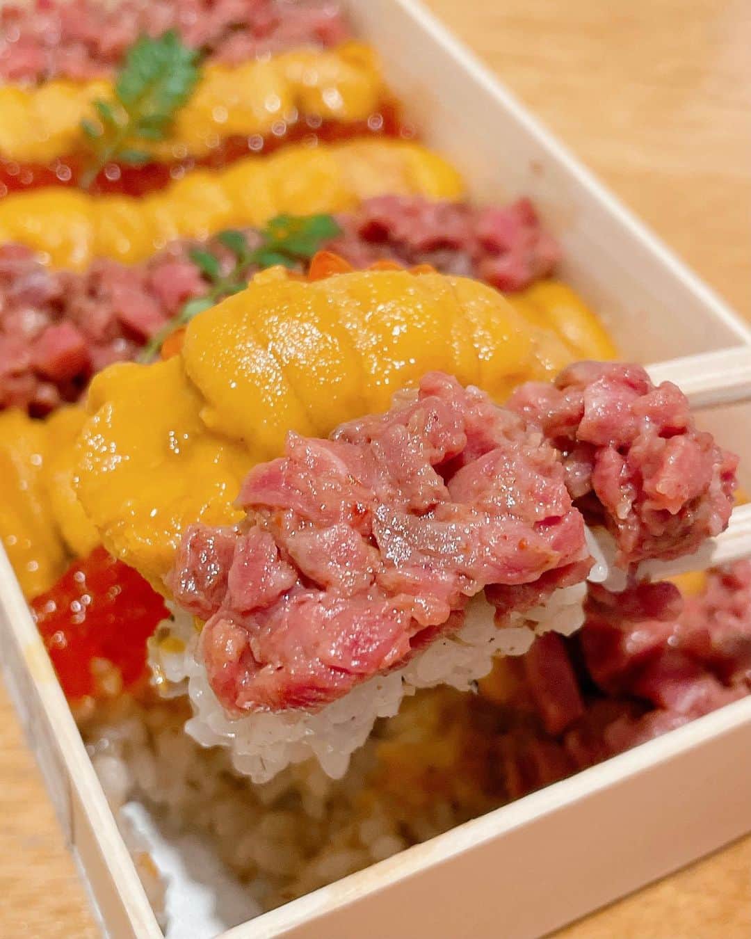 フォーリンデブさんのインスタグラム写真 - (フォーリンデブInstagram)「これは禁断のお弁当…！ まさかの出会ってはイケないものを見つけて購入しちゃったのは、東銀座にある焼肉店【銀座ちかみつ】のテイクアウト限定の一品🌟 「ウニとイクラの和牛ちらし」という名のとおり、煌びやかなウニとイクラと和牛が、クラッシュアーモンド入りの酢飯の上にずらっと整列し、見るも美しい、カラフル＆カロリーフル❗️ 前日までの予約で、お値段は1万円してエクスペンデブなものの、これだけをテイクアウトしちゃえば、おうちごはんでも特別なひとときを味わえそうだね🙌✨ - 銀座 ちかみつ（Ginza Chikamitsu） 050-5597-9163 東京都中央区銀座7-13-2 ティアラグレイス銀座タワー 1F Ginza,Tokyo / Bento @ginza.chikamitsu - #東京グルメ #東京テイクアウト #銀座グルメ #銀座テイクアウト #銀座ちかみつ #ちかみつ #ウニイクラ和牛ちらし #ウニとイクラと和牛が整列 #ウニは臭みがなくて上質 #イクラもナイス塩気 #和牛もとろける #酢飯は酸味が強め #このお土産は喜ばれそう #これをオカズに白米食べたい ▼ エリア＆ジャンル検索 #フォーリンデブ銀座 #フォーリンデブテイクアウト #フォーリンデブ焼肉」1月23日 18時37分 - fallindebu