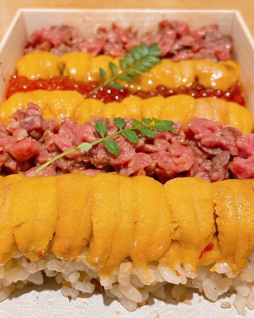 フォーリンデブさんのインスタグラム写真 - (フォーリンデブInstagram)「これは禁断のお弁当…！ まさかの出会ってはイケないものを見つけて購入しちゃったのは、東銀座にある焼肉店【銀座ちかみつ】のテイクアウト限定の一品🌟 「ウニとイクラの和牛ちらし」という名のとおり、煌びやかなウニとイクラと和牛が、クラッシュアーモンド入りの酢飯の上にずらっと整列し、見るも美しい、カラフル＆カロリーフル❗️ 前日までの予約で、お値段は1万円してエクスペンデブなものの、これだけをテイクアウトしちゃえば、おうちごはんでも特別なひとときを味わえそうだね🙌✨ - 銀座 ちかみつ（Ginza Chikamitsu） 050-5597-9163 東京都中央区銀座7-13-2 ティアラグレイス銀座タワー 1F Ginza,Tokyo / Bento @ginza.chikamitsu - #東京グルメ #東京テイクアウト #銀座グルメ #銀座テイクアウト #銀座ちかみつ #ちかみつ #ウニイクラ和牛ちらし #ウニとイクラと和牛が整列 #ウニは臭みがなくて上質 #イクラもナイス塩気 #和牛もとろける #酢飯は酸味が強め #このお土産は喜ばれそう #これをオカズに白米食べたい ▼ エリア＆ジャンル検索 #フォーリンデブ銀座 #フォーリンデブテイクアウト #フォーリンデブ焼肉」1月23日 18時37分 - fallindebu