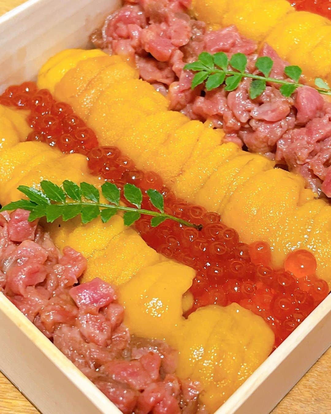 フォーリンデブさんのインスタグラム写真 - (フォーリンデブInstagram)「これは禁断のお弁当…！ まさかの出会ってはイケないものを見つけて購入しちゃったのは、東銀座にある焼肉店【銀座ちかみつ】のテイクアウト限定の一品🌟 「ウニとイクラの和牛ちらし」という名のとおり、煌びやかなウニとイクラと和牛が、クラッシュアーモンド入りの酢飯の上にずらっと整列し、見るも美しい、カラフル＆カロリーフル❗️ 前日までの予約で、お値段は1万円してエクスペンデブなものの、これだけをテイクアウトしちゃえば、おうちごはんでも特別なひとときを味わえそうだね🙌✨ - 銀座 ちかみつ（Ginza Chikamitsu） 050-5597-9163 東京都中央区銀座7-13-2 ティアラグレイス銀座タワー 1F Ginza,Tokyo / Bento @ginza.chikamitsu - #東京グルメ #東京テイクアウト #銀座グルメ #銀座テイクアウト #銀座ちかみつ #ちかみつ #ウニイクラ和牛ちらし #ウニとイクラと和牛が整列 #ウニは臭みがなくて上質 #イクラもナイス塩気 #和牛もとろける #酢飯は酸味が強め #このお土産は喜ばれそう #これをオカズに白米食べたい ▼ エリア＆ジャンル検索 #フォーリンデブ銀座 #フォーリンデブテイクアウト #フォーリンデブ焼肉」1月23日 18時37分 - fallindebu