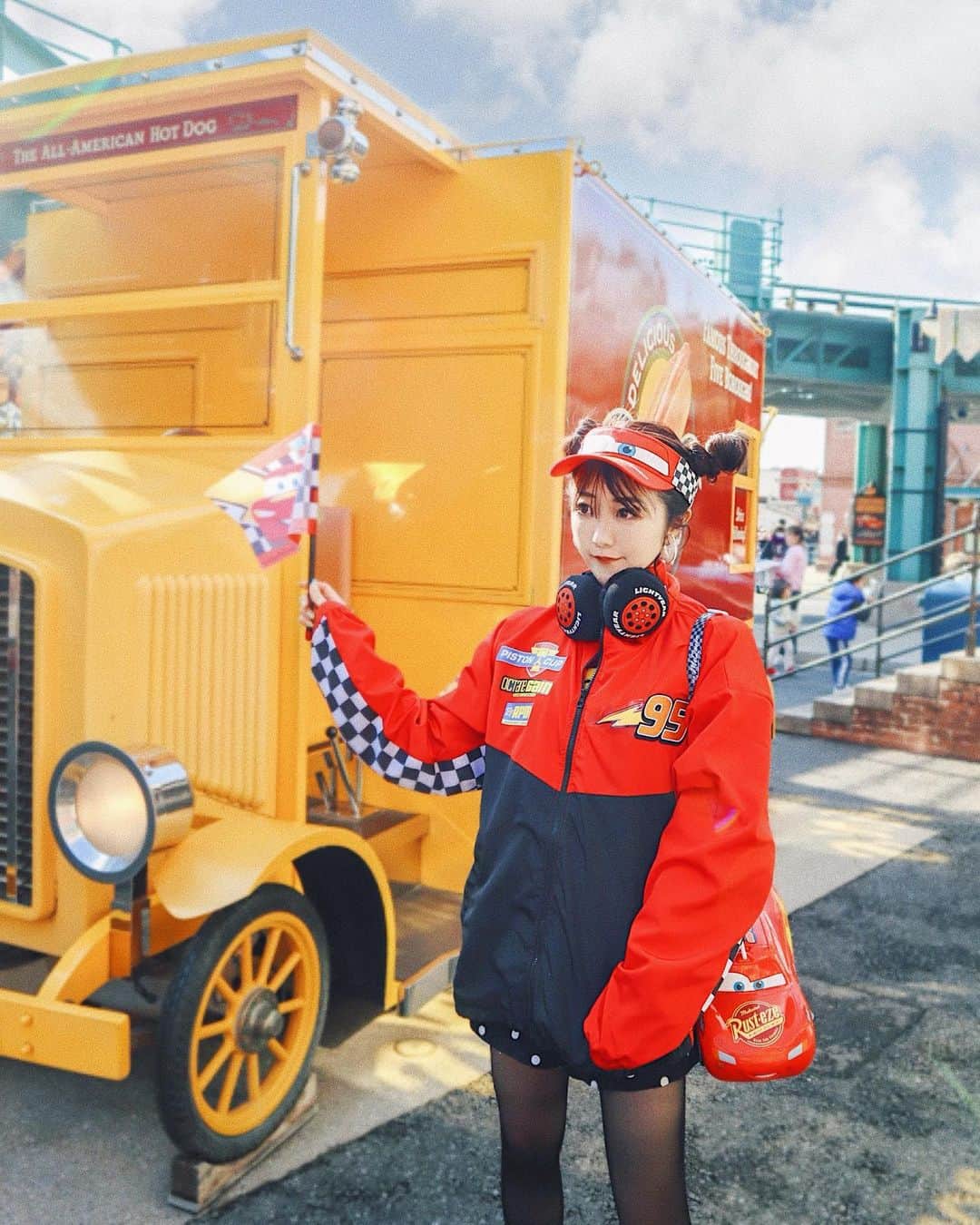 のインスタグラム：「🏎💨💨﻿ ﻿ ﻿ 一月、何か足りないなーと思ったら﻿ #ピクサープレイタイム が﻿ 足りてなかった…🥺💭🏎💨﻿ ﻿ ﻿ この日はクマの治療してすぐだったから﻿ 顔パンパンだったんだよね😌💫←﻿ でもパンパンなおかげで﻿ シワがなかった👵🏻✨﻿ ﻿ ﻿ ﻿ ﻿ あー！パークが恋しい🥺💕💕﻿ #マックィーン に会いに﻿ カリフォルニアに行きたいな🥺💭🏎﻿ 𓂃 𓈒𓏸 ‎𓂃 𓈒𓏸 ‎𓂃 𓈒𓏸 ‎𓂃 𓈒𓏸 ‎𓂃 𓈒﻿ #disneysisters_jp」
