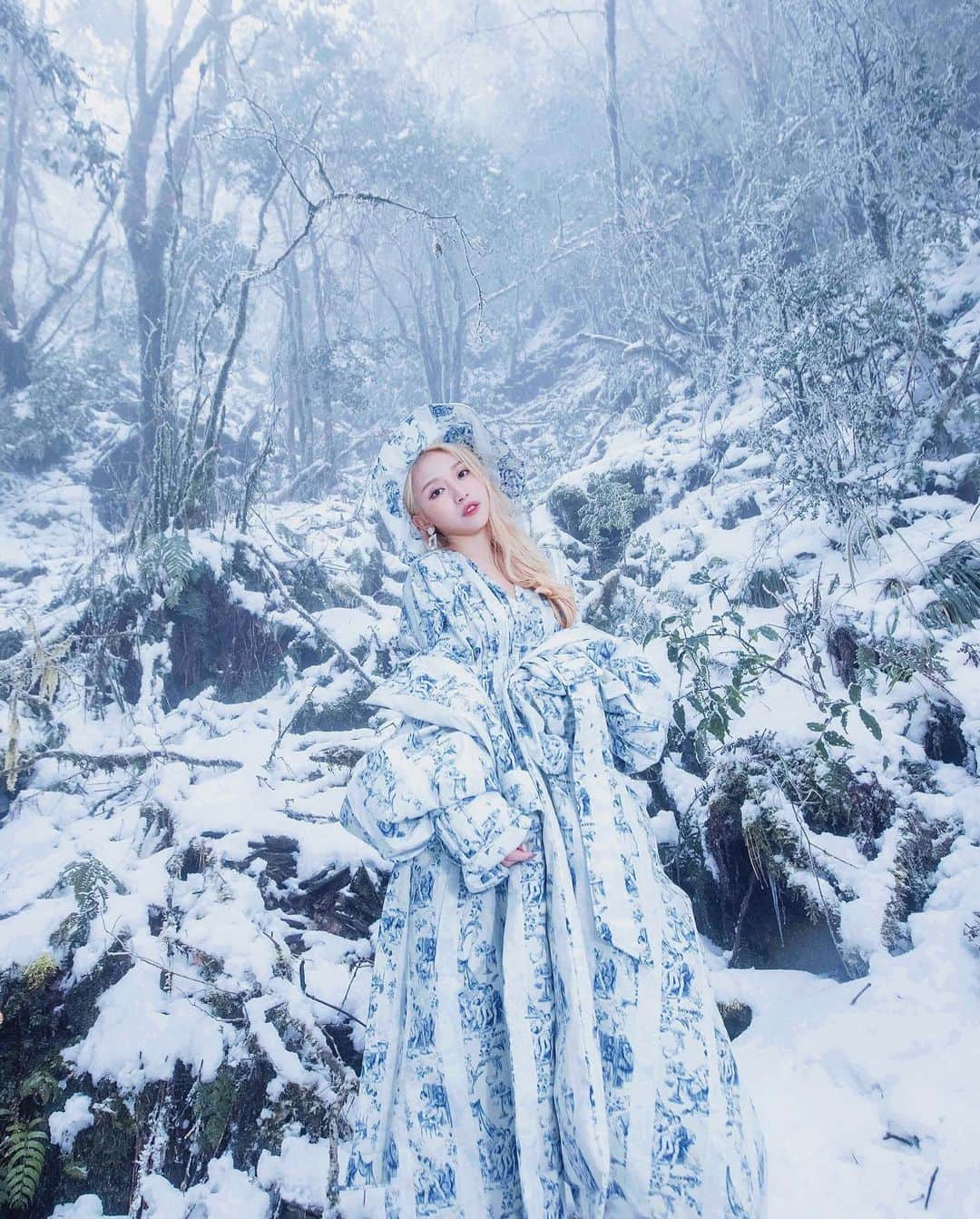 蔡瑞雪（Ruixue Tsai）さんのインスタグラム写真 - (蔡瑞雪（Ruixue Tsai）Instagram)「為了拍到更好的雪景我們爬上了峭壁 穿著高跟靴的我，幾度踩空滑落 因為沒踩穩還瞬間滑了來個雪地劈腿（拉傷🥶 攝影師與攝影助理更是搬著器材 在雪山裡架設著燈光，非常的辛苦🥺  隨著風吹，停留在樹上的雪因為氣溫的關係已經變成了小冰塊打在身上真的很冷，但很努力的想要拍好照片，躺在了雪地之中，衣服被雪浸濕 已經無法禦寒了 只有在鏡頭前是高冷的表情 沒拍攝的時候 牙齒安裝了電動馬達 震不停 全身發抖，真的是人生最冷的一次 最後結束了拍攝，攝影師繼續飛空拍機取景  過程中從我出門前吃蛋餅（凌晨三點）到晚上九點才吃晚餐 還有攝影師的雞湯續命🙏🏻 能看到台灣如此美麗的雪景一切都值得了❤️❄️  #太平山 #雪 #宜蘭 #宜蘭景點 #太平山國家森林遊樂園區 #seivson  Shot by @Imhunting Art Directed by @Imhunting Model @snowbabyq 末日系列 羽絨外套、洋 @seivson.official」1月23日 18時48分 - snowbabyq