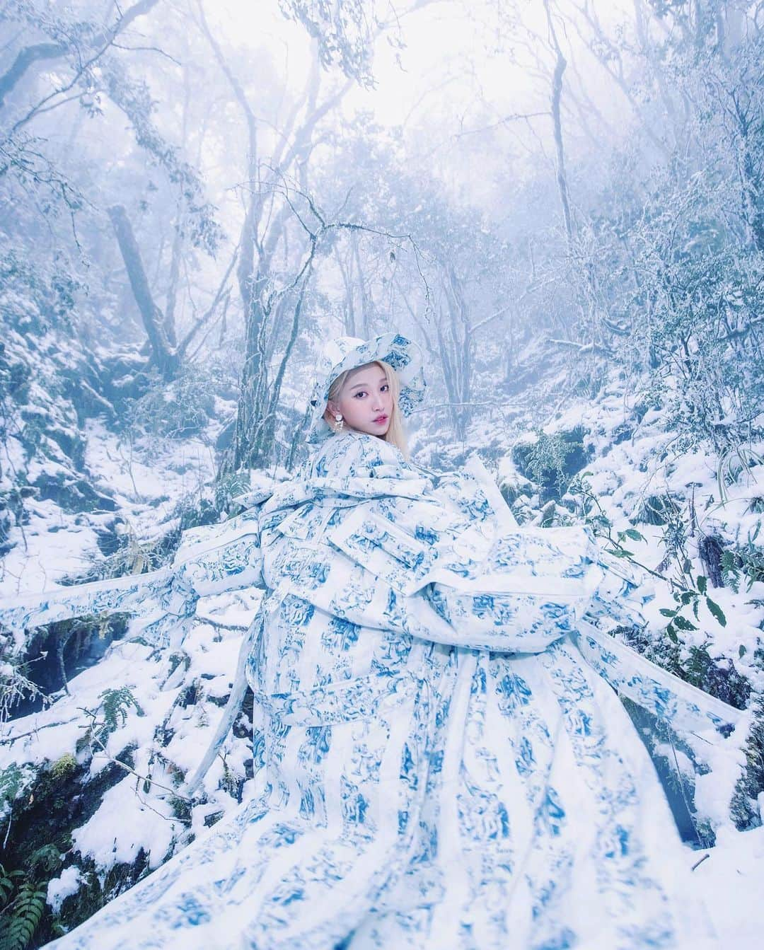 蔡瑞雪（Ruixue Tsai）さんのインスタグラム写真 - (蔡瑞雪（Ruixue Tsai）Instagram)「為了拍到更好的雪景我們爬上了峭壁 穿著高跟靴的我，幾度踩空滑落 因為沒踩穩還瞬間滑了來個雪地劈腿（拉傷🥶 攝影師與攝影助理更是搬著器材 在雪山裡架設著燈光，非常的辛苦🥺  隨著風吹，停留在樹上的雪因為氣溫的關係已經變成了小冰塊打在身上真的很冷，但很努力的想要拍好照片，躺在了雪地之中，衣服被雪浸濕 已經無法禦寒了 只有在鏡頭前是高冷的表情 沒拍攝的時候 牙齒安裝了電動馬達 震不停 全身發抖，真的是人生最冷的一次 最後結束了拍攝，攝影師繼續飛空拍機取景  過程中從我出門前吃蛋餅（凌晨三點）到晚上九點才吃晚餐 還有攝影師的雞湯續命🙏🏻 能看到台灣如此美麗的雪景一切都值得了❤️❄️  #太平山 #雪 #宜蘭 #宜蘭景點 #太平山國家森林遊樂園區 #seivson  Shot by @Imhunting Art Directed by @Imhunting Model @snowbabyq 末日系列 羽絨外套、洋 @seivson.official」1月23日 18時48分 - snowbabyq