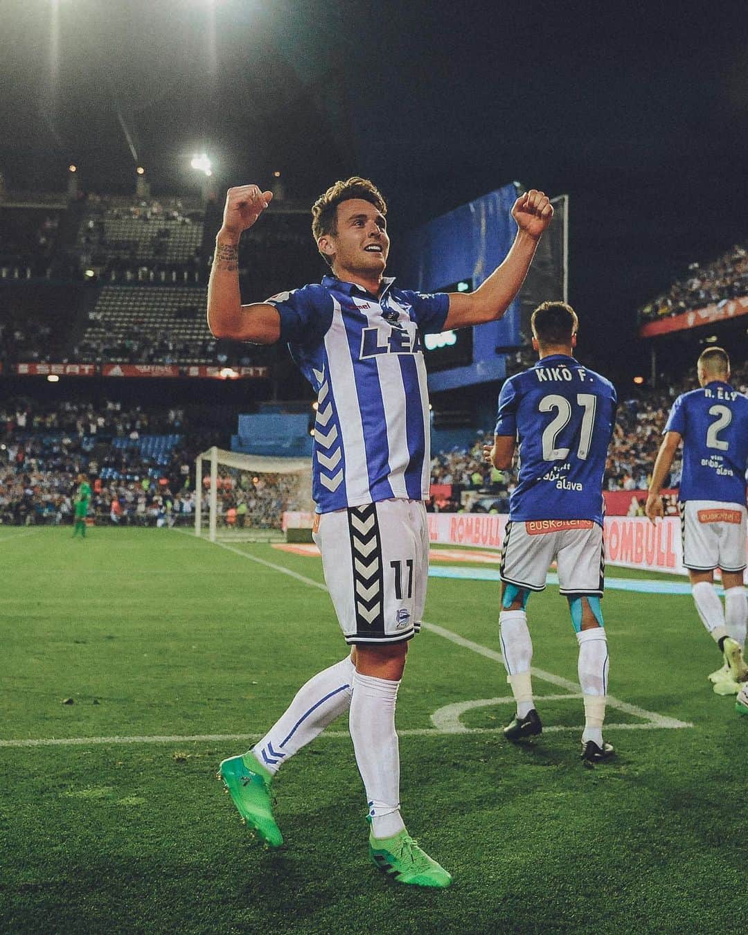イバイ・ゴメスのインスタグラム：「Zorionak @deportivoalaves ! 1️⃣0️⃣0️⃣🔵⚪️  Me siento verdaderamente orgulloso y afortunado de haber formado parte de vuestra centenaria historia y de haber sentido vuestro aliento. Siempre en mi corazón! 🙏🏻 #100urte #100añosgloriosos」