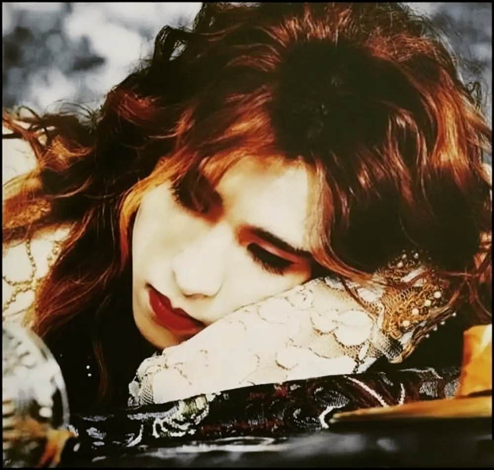 のインスタグラム：「My hair was fxxkin long.. この頃髪長かったなー  #fbf #yoshiki #xjapan #x #flashbackfriday #visualkei   Drinking @ybyyoshiki  Listening #artoflife  https://www.youtube.com/watch?v=qPKw_V_4pJI」