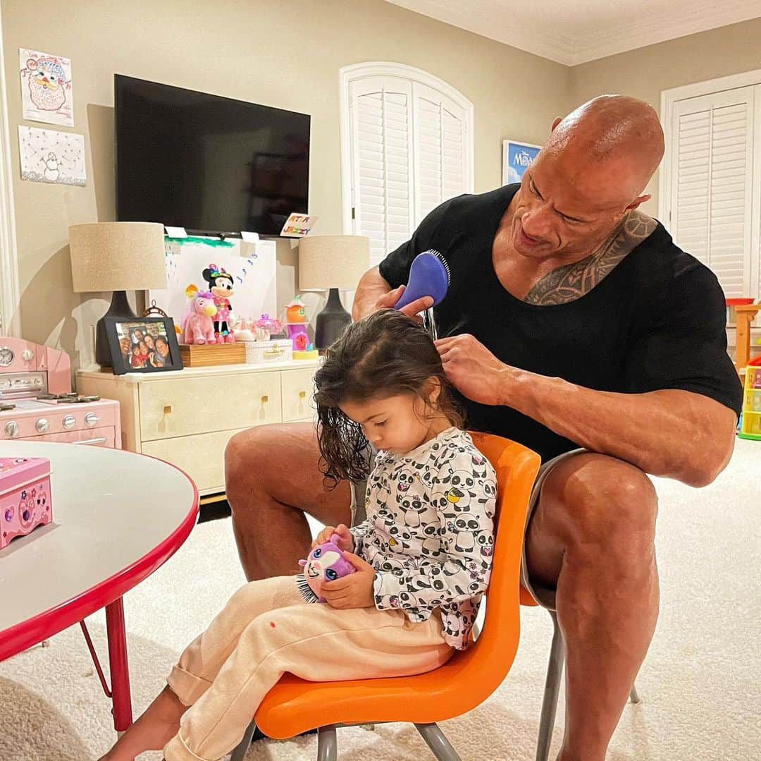 ドウェイン・ジョンソンさんのインスタグラム写真 - (ドウェイン・ジョンソンInstagram)「Now despite my two year old looking completely TERRIFIED for her life that daddy is solely responsible for getting all the painful tangles out of her hair...  *scroll left and you’ll see the calming energy, exceptional hair skills and extraordinary patience that daddy aka mr golden hands puts on full display  🤣✋🏾✨  I may be bald but I know a thing or two about hair. Mainly because I wish I had it 😂  #mrgoldenhands」1月23日 18時43分 - therock