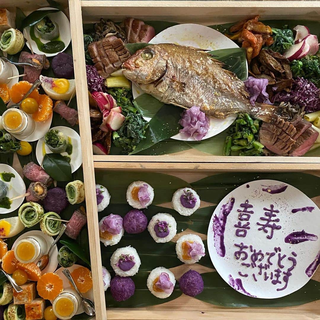 MOMOEのインスタグラム：「木箱にお詰めして  喜寿のお祝いのお食事をご用意させて いただきました おめでとうございます♡  紫色多めです  いつもありがとうございます♡  #diary #catering #organic #momoe  #momoegohan」