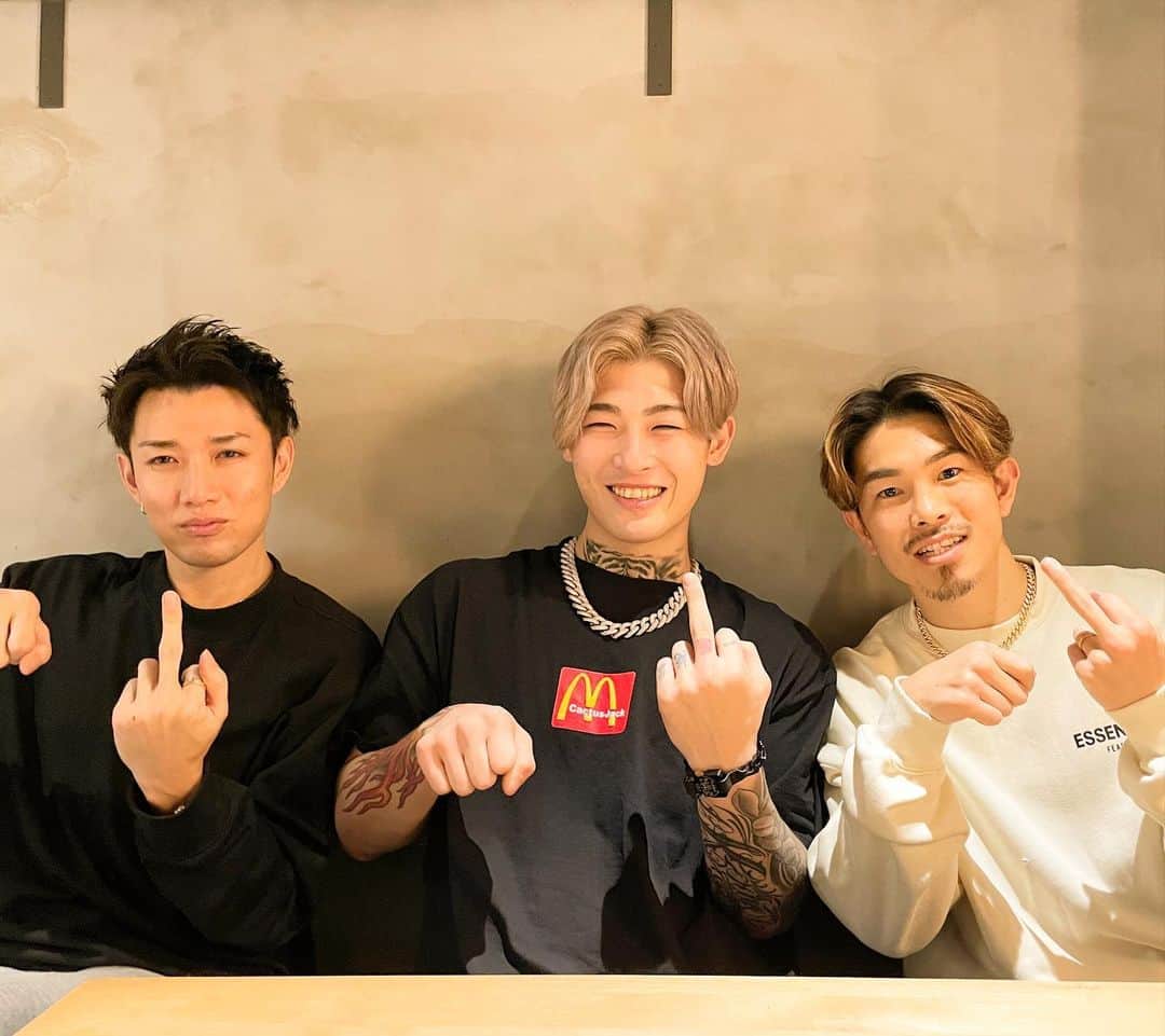 彫師美漸のインスタグラム：「試合の時の平本蓮ポーズ🖕 (2枚目の動画) ・ これを真似て撮った写真😁✌️ 誰に向けてた訳でもなくただのポーズ ・ 誤解があってTwitterが荒れた😂🙏 ・ 試合前の煽り映像も、向かい合った時の睨み合いも、相手に向けたポーズも、全てがあるから試合が盛り上がる👍 ・ ・ 熱く語った飯会🙌 @1988koryoriya 美味しかった〜🥺 ・ #平本蓮ポーズ　#ボクシング　#キックボクシング #タトゥー #総合格闘技　#k1 #boxing #rizin #kickboxing #muaythai #tattoo #art #fashion #문신　#tattooart  #刺青 #彫師 #美漸 #彫師美漸」