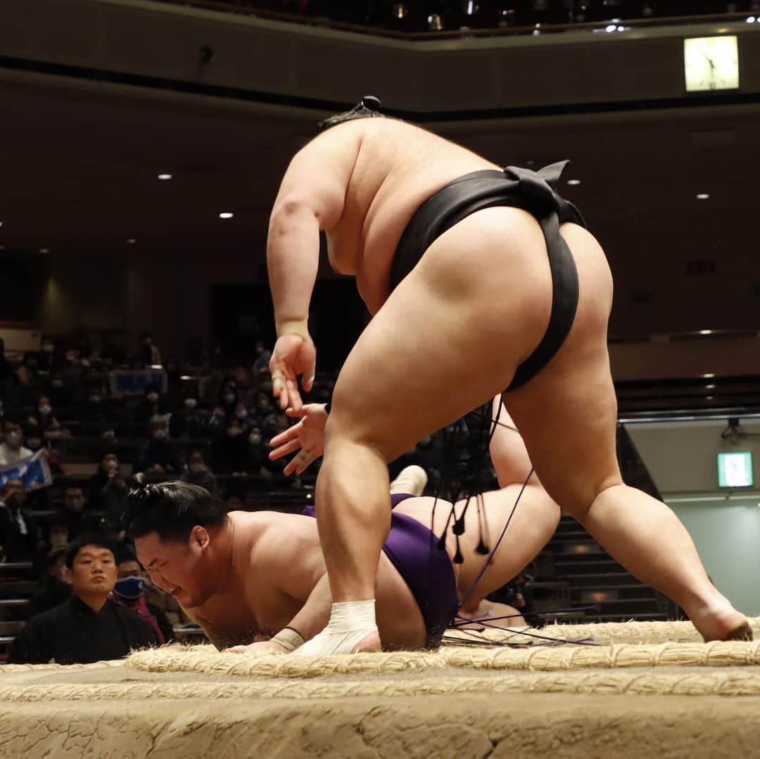 日本相撲協会さんのインスタグラム写真 - (日本相撲協会Instagram)「大相撲一月場所 十四日目  大栄翔が玉鷲を下し、正代が照ノ富士に敗れたことで大栄翔が優勝争いの単独トップに。  関脇 隆の勝の勝ち越し、霧馬山と翠富士の取組での「廻し待った」、久しぶりの再入幕で9勝目を挙げた明瀬山など。  @sumokyokai  #大相撲 #sumo #相撲 #力士 #お相撲さん #japanphoto #sumowrestlers #japanculture  #一月場所 #1月場所 #初場所 #東京 #隆の勝 #照ノ富士 #大栄翔 #明瀬山」1月23日 18時57分 - sumokyokai