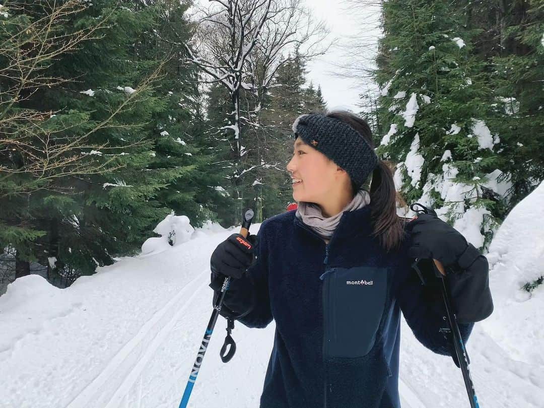 八木愛莉さんのインスタグラム写真 - (八木愛莉Instagram)「Feeling good to be on the snow, ﻿ Not feeling good when 5 years old girl is faster 😂😂﻿ ﻿ もの凄く小さい子供の方が、私より速いのは少し傷付くけど、雪の上を滑るのはとってもいい⛄️﻿ ﻿ #crosscountryskiing#mountain#snow#trainingcamp#skilife#winterprep#wintertraining#montbell#クロスカントリースキー#冬トレーニング#山籠り#モンベル」1月23日 18時57分 - airi.yagi