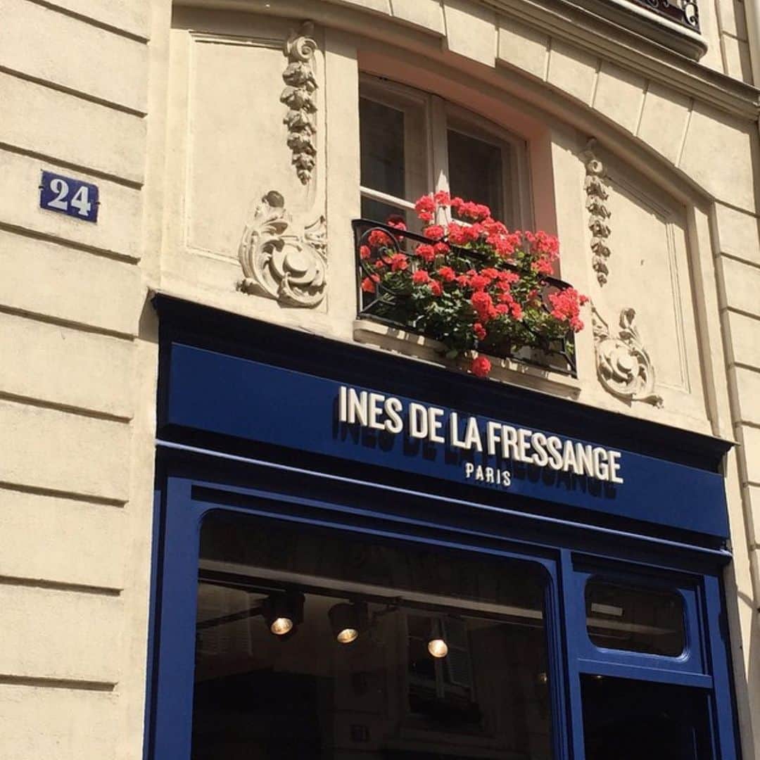イネスドゥラフレサンジュのインスタグラム：「Profitez des soldes d'hiver en boutique❤️ Votre boutique parisienne sera exceptionnellement ouverte ce dimanche 24 janvier de 13h30 à 17h30.  Rendez-vous au 24 rue de Grenelle, 75007 Paris  Une surprise vous attend en boutique :)  Un T-shirt série limitée Ines x Merci offert en exclusivité dans votre boutique parisienne. Valable du 20 janvier au 16 février pour tout achat d’une pièce de prêt-à-porter ou maroquinerie ou souliers, dans la limite des stocks disponibles.  #inesdelafressange #inesdelafressangeparis #ruedegrenelle」