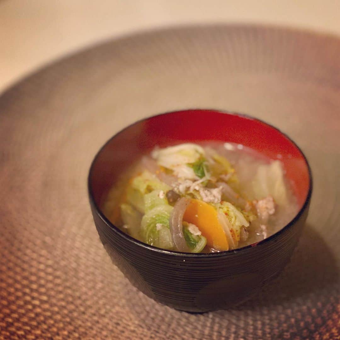 大手小町のインスタグラム：「寒いし健康診断前なので、残り野菜で豚汁🥬めっちゃ応用効くし、野菜がしっかりとれるので、日本のみそ汁って素晴らしいと思う。  #otekomachi #大手小町 #豚汁 #料理記録 #料理好きな人と繋がりたい #テレワーク飯 #おうちごはん #おうちごはんlover #おうちごはん部 #おうち時間を楽しもう #おうち時間を楽しむ #cooking #cookingathome #cookinglover」