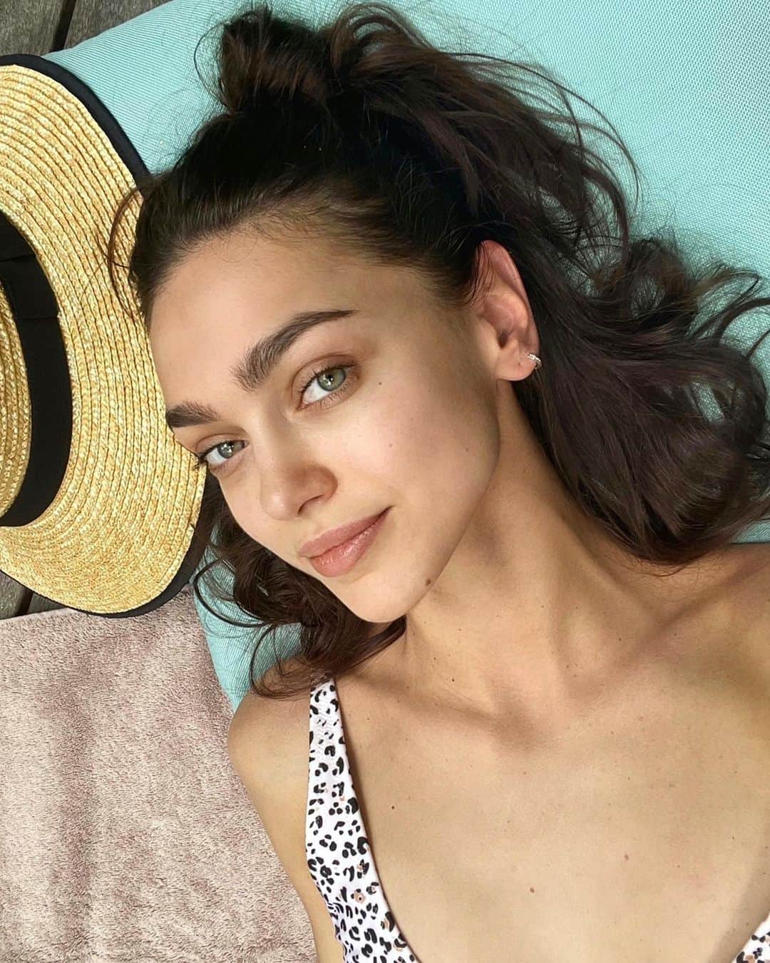 Zhenya Katavaのインスタグラム：「После новогодних праздников произошло какое-то внутреннее выгорание, да и вообще декабрь был очень сложным ... эмоционально.  И вот ! мы на ☀️ солнце - самая лучшая витаминка  для меня .  Из новенького 💕 решила попробовать медитации (никогда раньше не пробовала)  Если есть у кого-то классные утренние практики , делитесь!)」