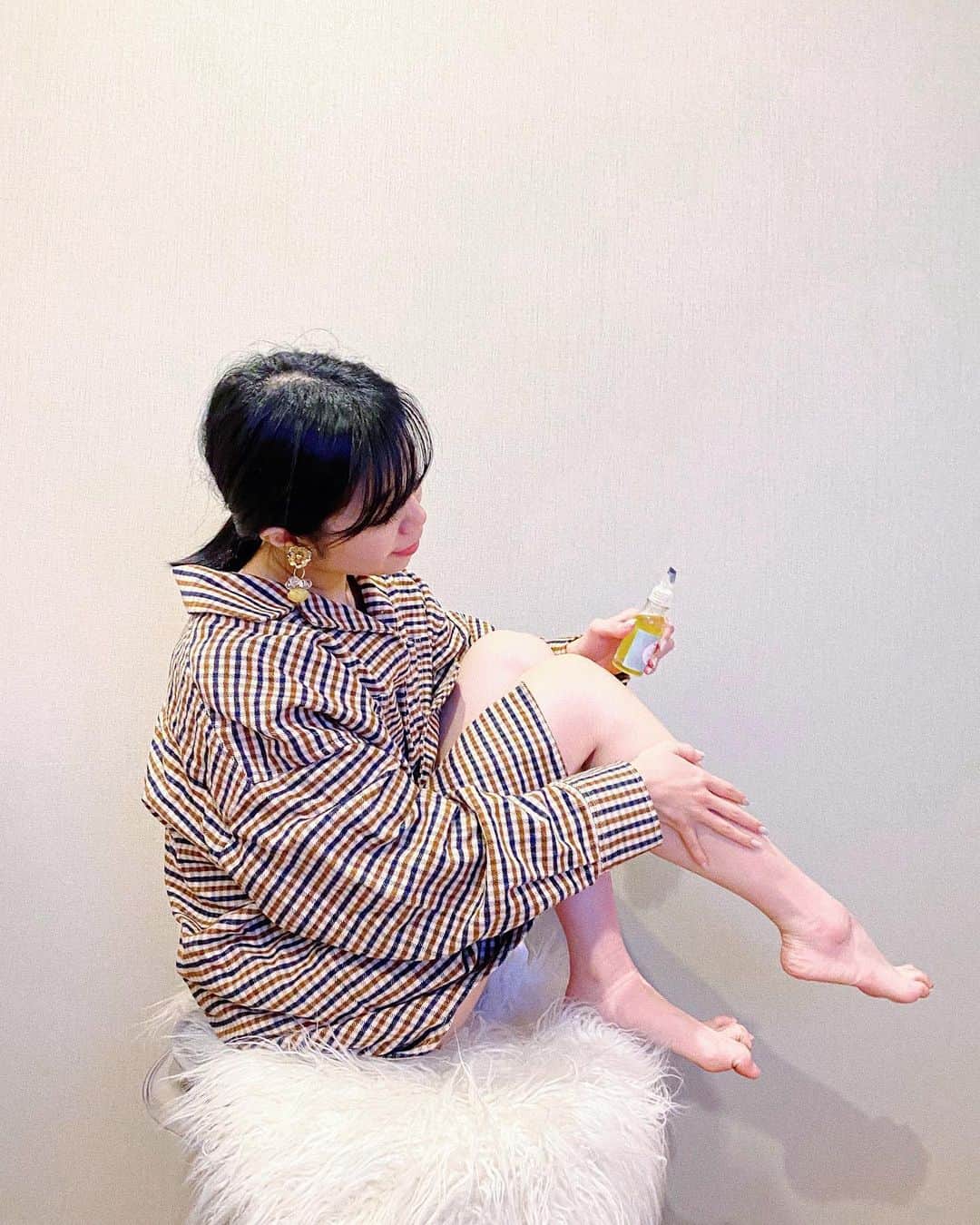 のインスタグラム：「💆🏻‍♀️💭💕#スキンケアの準備運動 ﻿ ﻿ ﻿ ﻿ ﻿ ﻿ 人の家(お姉宅🏠👶🏻)なのに﻿ 自分のお家のようにくつろぐの図😀👍🏻❤️笑﻿ (そして、パジャマもお姉の🤫笑)﻿ ﻿ ﻿ ﻿ 今年から本格的に身体を変えていこうと決心したので、﻿ #メルヴィータ (@melvita_jp )様から頂いた﻿ #アルガンオイル を使って﻿ サボっていたストレッチやマッサージをやってるよ💆🏻‍♀️💭❤️﻿ ﻿ ﻿ ﻿ 前にお姉が使ってたのを勝手に借りて使っていた事があるのだけど🤫←﻿ オイルでイメージするベタベタ感はほとんどなくて﻿ 付けてマッサージしていくと﻿ お肌がしっとり柔らかくなる感じがするの🥺💕﻿ ﻿ しかも、アルガンオイルは全身使えるから、﻿ 身体だけじゃなくて、お顔にも使えるんだよ😍😍﻿ 私は、﻿ 乾燥しやすい足のマッサージと、﻿ 洗顔後、化粧水をする前にお顔に使ってるのだけど使うとお肌が柔らかくなるから﻿ 化粧水や乳液がいつもより浸透しやすくなる気がする🤭❤️﻿ ﻿ 香りも癒されるし、﻿ 寝る前の癒しタイムにもってこいです👍🏻❤️﻿ ﻿ ﻿ ﻿ ﻿ ﻿ メルヴィータのアルガンオイルは、﻿ 発売から30年のオーガニックオイルで、﻿ 自然由来100%だから肌にも環境にも優しいのだけど、﻿ ﻿ 50円チャリティステッカーを購入するか﻿ メルヴィータの店頭に化粧品空き容器を持参すると﻿ ビオオイル アルガンオイルが500円OFFで購入できちゃうんだって😍😍﻿ 1/20〜1/30、2/21〜2/28までの期間限定だから﻿ 買おうか悩んでいる方がいたらぜひこの機会に🤭❤️﻿ ﻿ ﻿ 個人的に、﻿ アルガンオイルの容器が本当に使いやすくって﻿ 必要な量だけすーーーっと出てくれるの😳❤️﻿ 毎日使うものだから﻿ こういうのも助かるよね🥰❤️﻿ ﻿ ☁️☁️☁️☁️☁️☁️☁️☁️☁️☁️☁️☁️☁️☁️☁️☁️☁️﻿ #メルヴィータ#melvita#アルガンオイル#オーガニックコスメ#スキンケア#ツヤ肌#艶肌#肌ケア#スキンケアマニア#pr」