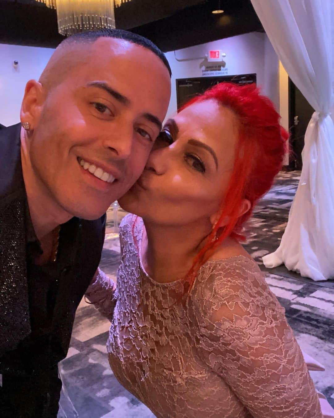 ヤンデルのインスタグラム：「Feliz cumpleaños madre mia! Gracias por darme la vida y por haber hecho de mí la persona que soy, le pido a Dios que te proteja siempre y que te de muchos años más de vida TE AMO ❤️🍷 Loco de verte y darte un abrazo!」