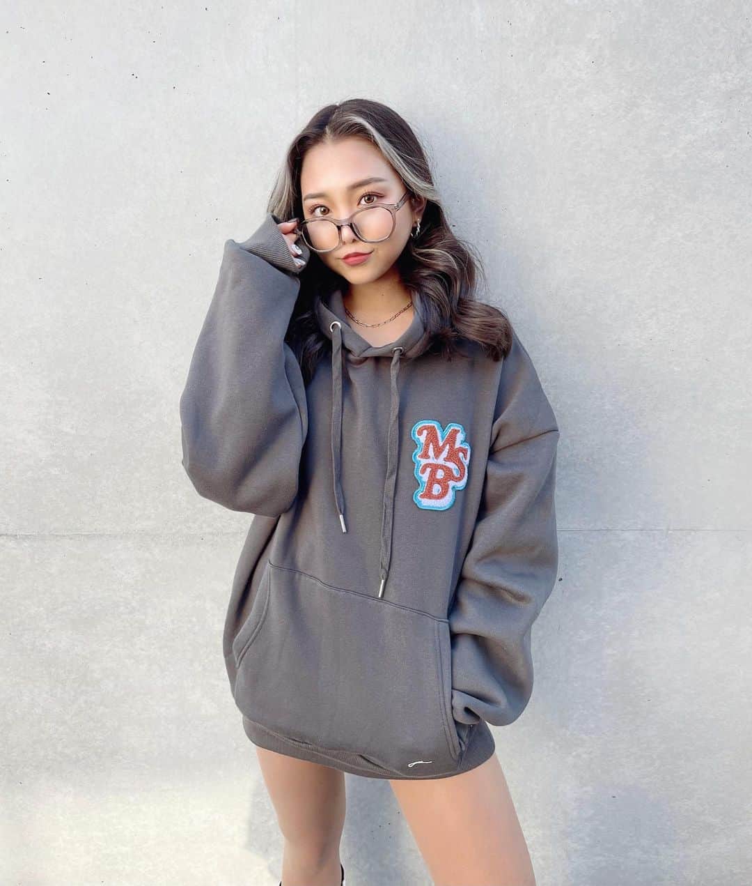 のインスタグラム：「このトレーナー鬼かわいい🥵🖤  今日２１時から販売されるからチェックしてみてね🌟  @mysugarbabe_official   クリアサングラスは最近ハマってるやつ🥰@flex_japan ♡  #ootd#tops#code#コーディネート#outer#fashion #ファッション#プチプラコーデ #冬コーデ#低身長コーデ #トレーナー#パーカーコーデ#サングラス#毎日コーデ#l4l#guコーデ#ジーユーコーデ」