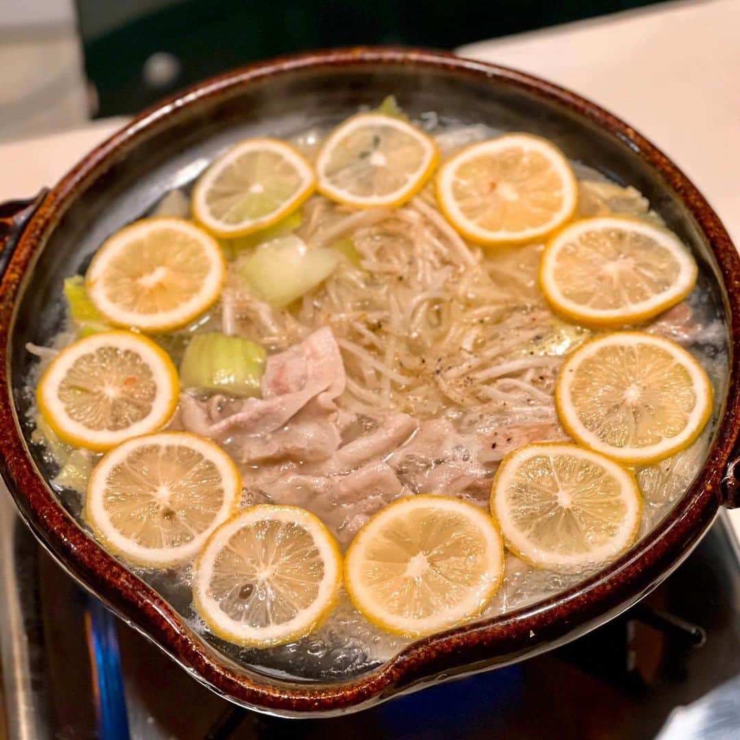 のインスタグラム：「古賀史健さんと糸井重里さんの真似して塩レモン鍋♡﻿ 豚肉と鶏肉の両方でポテチやパクチー入れたりお二人の真似して♡ 酸味がめちゃ美味しくてシメのチーズリゾットも最高♡﻿ 今回は『カルディ』の「塩レモン鍋つゆ」がなくてクックパッドレシピを参考にしてだったので次回はそれ買ってやってみよ〜  #塩レモン鍋 #具義鍋2021」