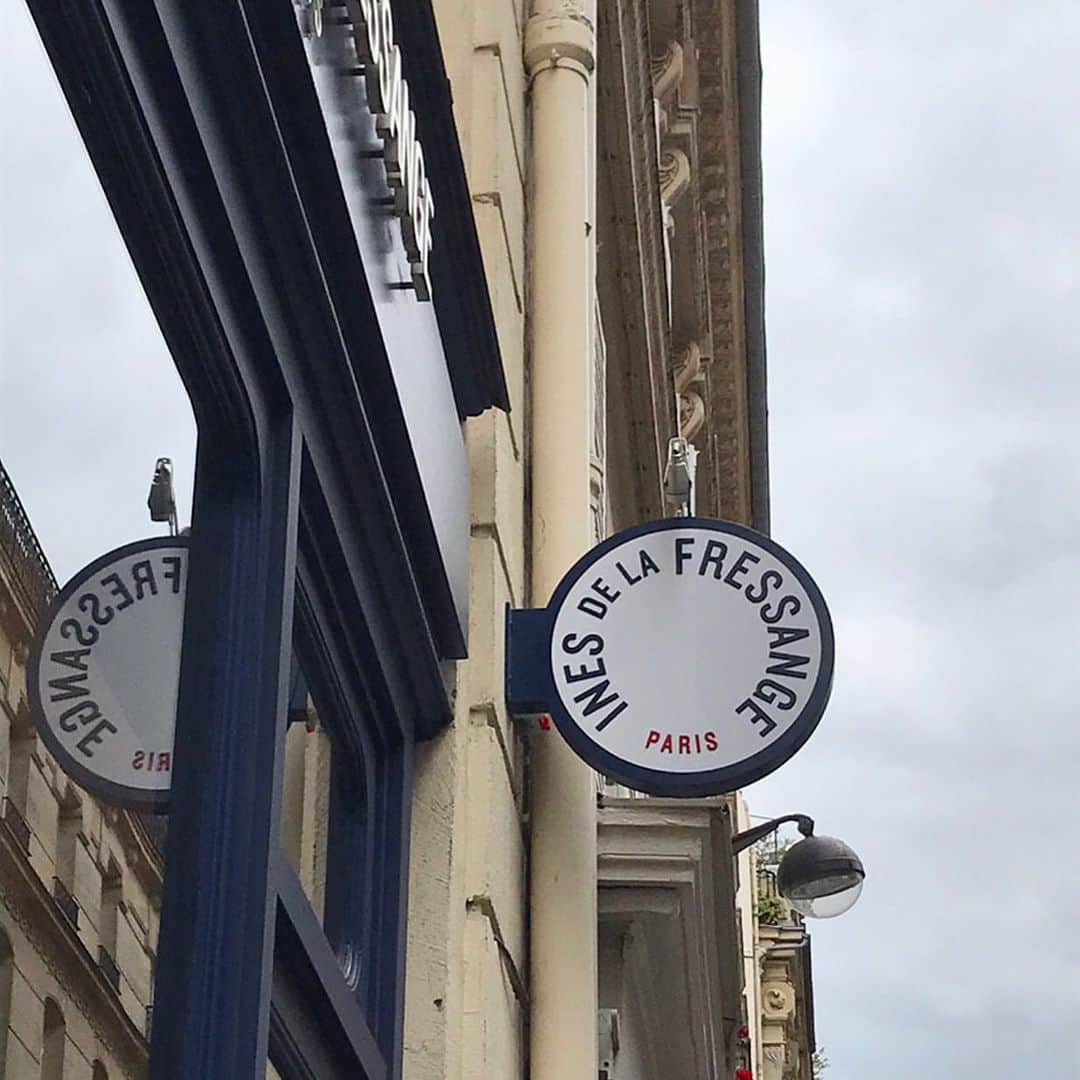 イネスドゥラフレサンジュのインスタグラム：「Profitez des soldes d'hiver en boutique ❤️ Votre boutique parisienne sera exceptionnellement ouverte ce dimanche 24 janvier de 13h30 à 17h30. Rendez-vous au 24 rue de Grenelle, 75007 Paris  Une surprise vous attend en boutique :)  Un T-shirt série limitée Ines x Merci offert en exclusivité dans votre boutique parisienne. Valable du 20 janvier au 16 février pour tout achat d’une pièce de prêt-à-porter ou maroquinerie ou souliers, dans la limite des stocks disponibles.  #inesdelafressange #inesdelafressangeparis #ruedegrenelle」