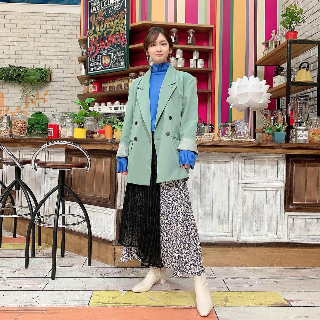 小泉遥のインスタグラム：「. . 今日のスタジオ衣装が とってもタイプでキヨ〜でした💚 . jacket…@nous_tokyo  knit&skirt…@priveve_priveve  boots…@sable_madle  earring…@roomx601  #王様のブランチ」