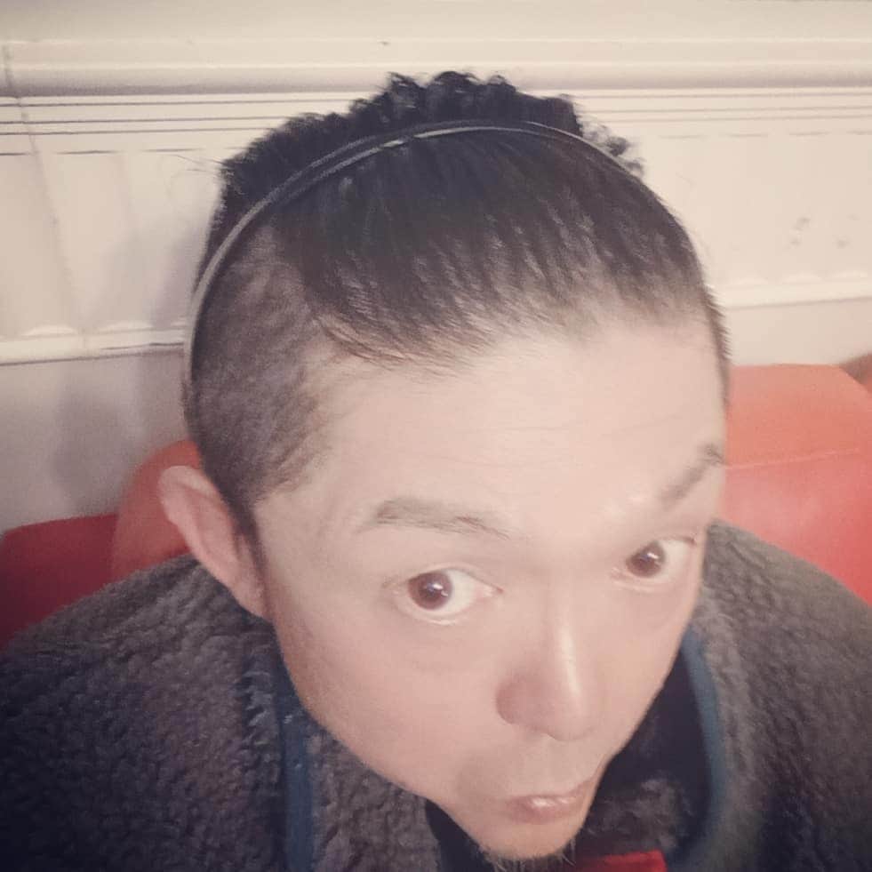松本隆博のインスタグラム：「。 今日、初めて カチューシャスタイル でスーパーに買い物 行きました。。 … 特にこれといって何も 起こりませんでした。 (^-^) (他人はそれほど見てないぞ)  明日からこれで過ごす事に します。 明日夜にはこの頭で… スーパー日東に出没します  ～人生遊歩道～」