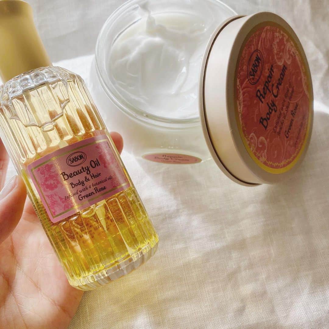 のインスタグラム：「SABONから素敵なお届け物が。。 心とからだをときほぐすビューティーオイル＆リペアボディクリーム🍃 グリーンローズの香り。 夜お風呂上がりに塗っても次の日の朝まで香りが残るから嬉しい。。  動物性原料を含まないヴィーガン*処方🥺 オイルだけど塗った感じがしっとりしているのがお気に入り。   #sabonad #ad」
