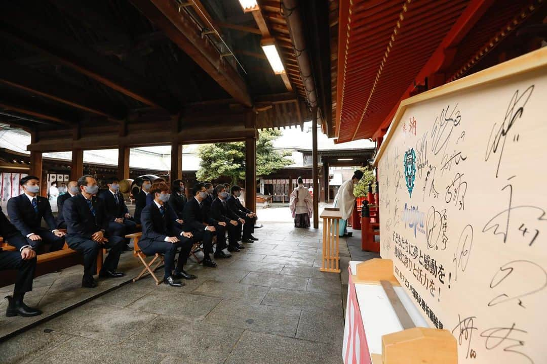 アビスパ福岡さんのインスタグラム写真 - (アビスパ福岡Instagram)「2021シーズン必勝祈願⛩﻿ ﻿ 今年はコロナ禍の現状を鑑み、#長谷部茂利 監督、#城後寿 選手、#前寛之 選手、#志知孝明 選手 、#渡大生 選手、その他フロントスタッフ、アカデミーコーチなど数名で行いました🤲﻿ ﻿ アビスパの勝利と怪我なくシーズンを戦えること、そしてアビスパに関わる全ての皆さんの健康をお祈りしました🙏﻿ ﻿ #筥崎宮 のみなさま、雨が降る中、ありがとうございました😊﻿ ﻿ お知らせ﻿ 👉必勝祈願「アビスパ福岡モバガチャ」﻿ 絵馬ストラップ&だるまキーホルダー販売中‼️﻿ https://www.avispa.co.jp/goods/post-37057﻿ 詳しくはアビスパ福岡HPへ ﻿ ﻿ #アビスパ福岡﻿ #必勝祈願」1月23日 19時01分 - avispaf