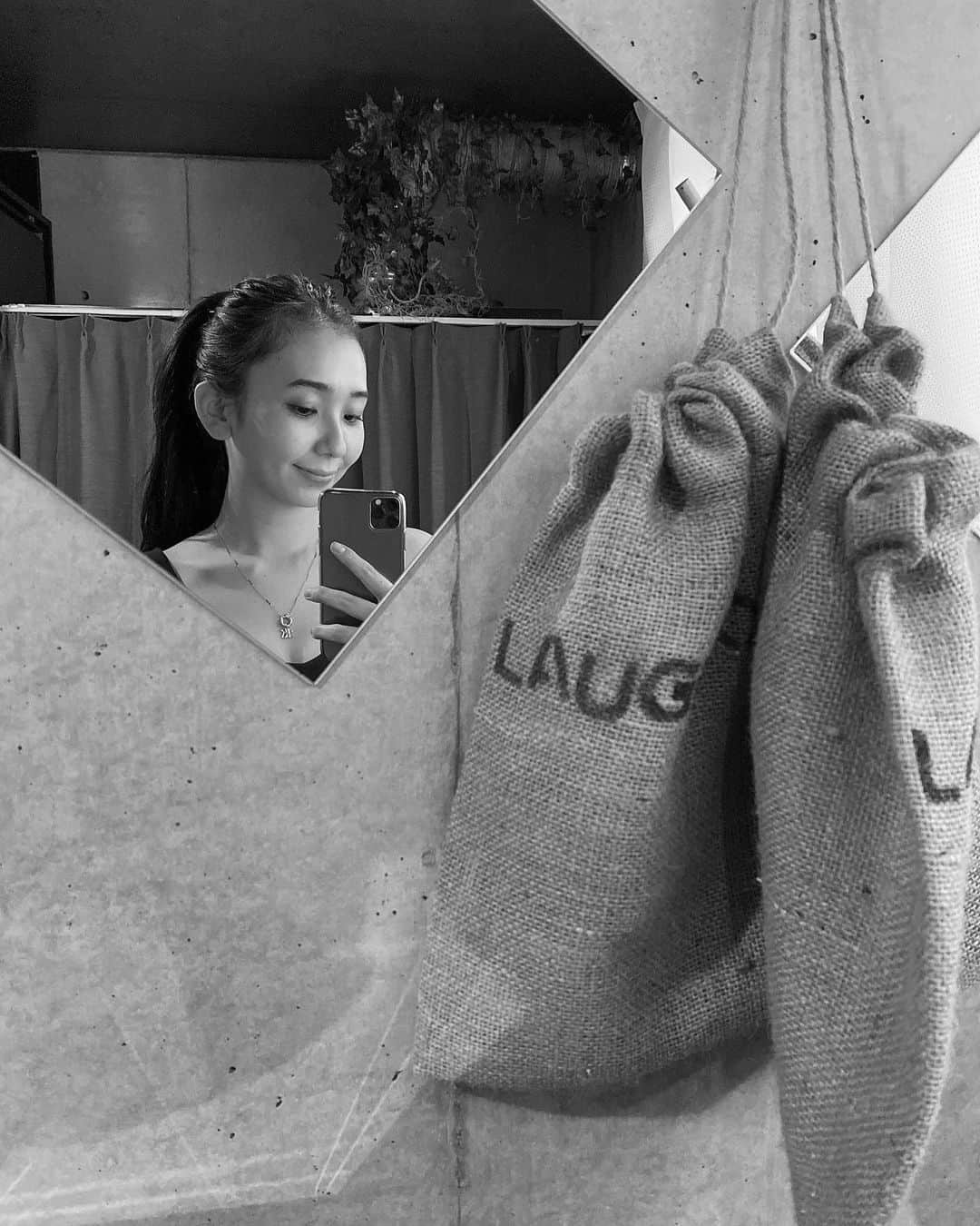 鈴木詩織のインスタグラム：「プライベートレッスンのヨガへ🧘🏽‍♀️  やはり身体を動かしたくて。 コロナ禍でも安心していけるところを探していたら @laughyoga_studio を見つけました❣️  入り口で手洗い、検温、アルコール消毒はもちろん、次亜塩素酸水生成装置が配置してあるので安心してレッスンできるの😉  身体の悩みを色々事前に話して、それにあったヨガをカスタマイズしてレッスンしてくれるので本当にリラックスできた♡ さくらこ先生の人柄にも癒されました☺️  定期的に通うことにしたので次のレッスンが楽しみでわくわくしてます♡ ホットペッパーでも予約できるのでURL貼っておくね✔︎ https://beauty.hotpepper.jp/kr/slnH000468177/」