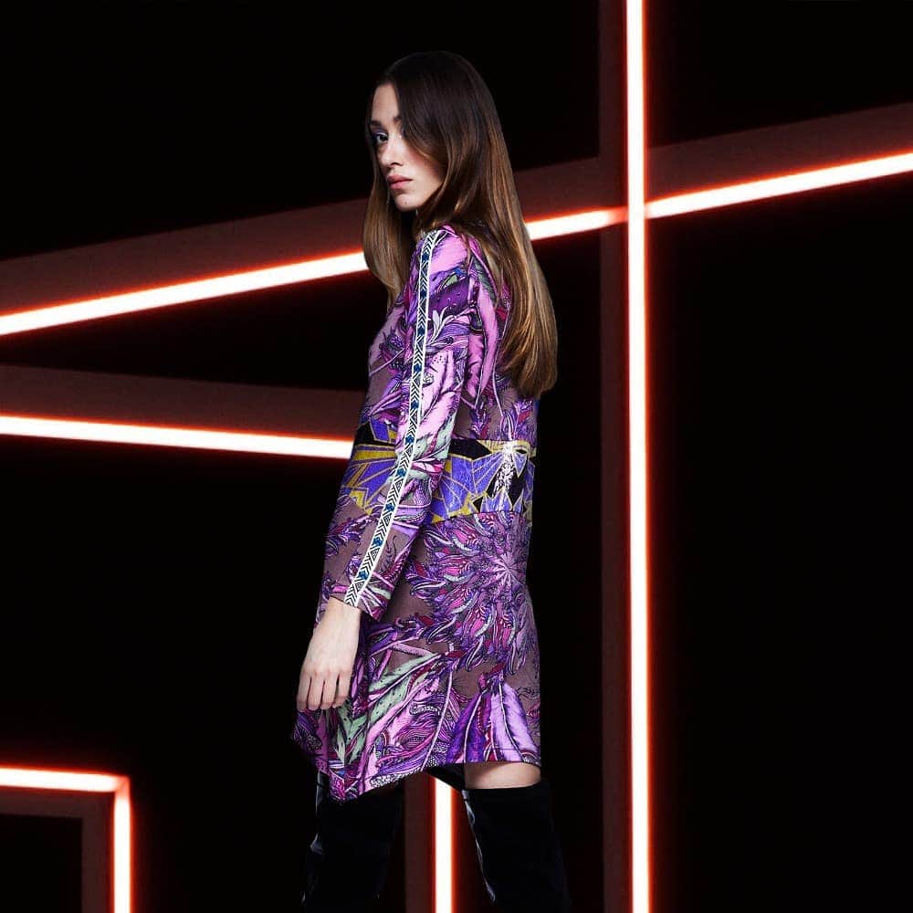 のインスタグラム：「Let your gorgeousness flow with our selected dresses. Now -50 off at www.custo.com. #SALE #CUSTOBarcelona」
